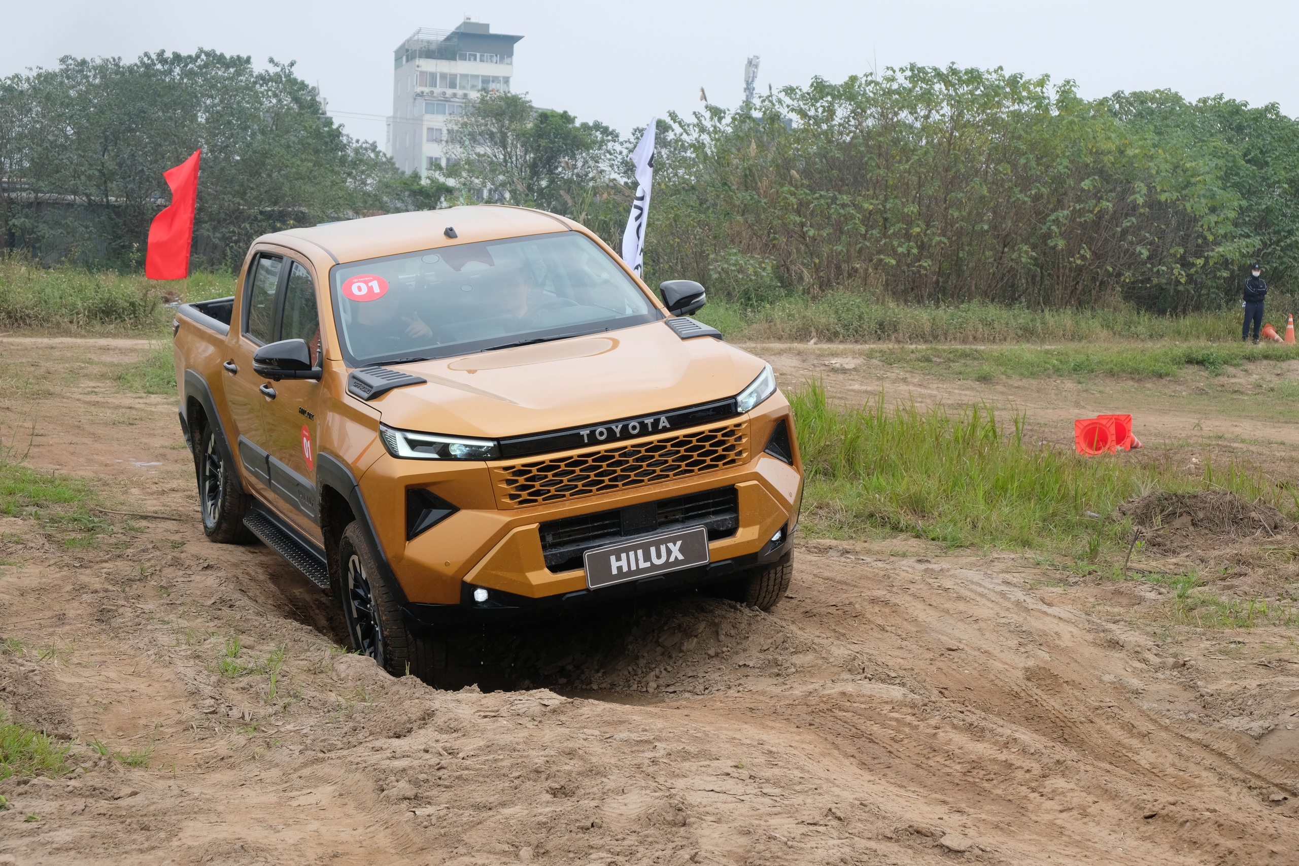 Chênh 200 triệu đồng, hai phiên bản Toyota Hilux hơn gì nhau?- Ảnh 13.