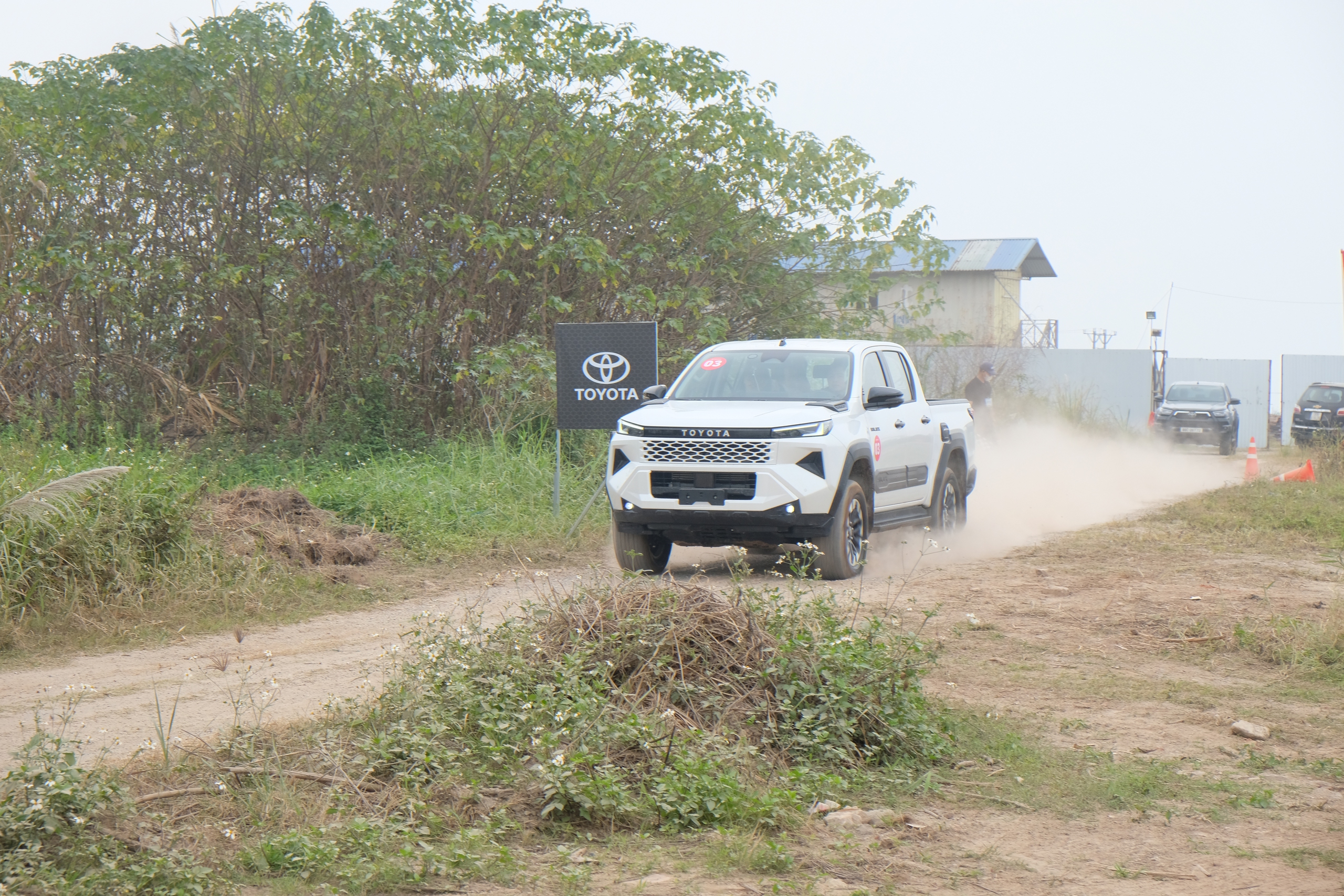 Chênh 200 triệu đồng, hai phiên bản Toyota Hilux hơn gì nhau?- Ảnh 12.