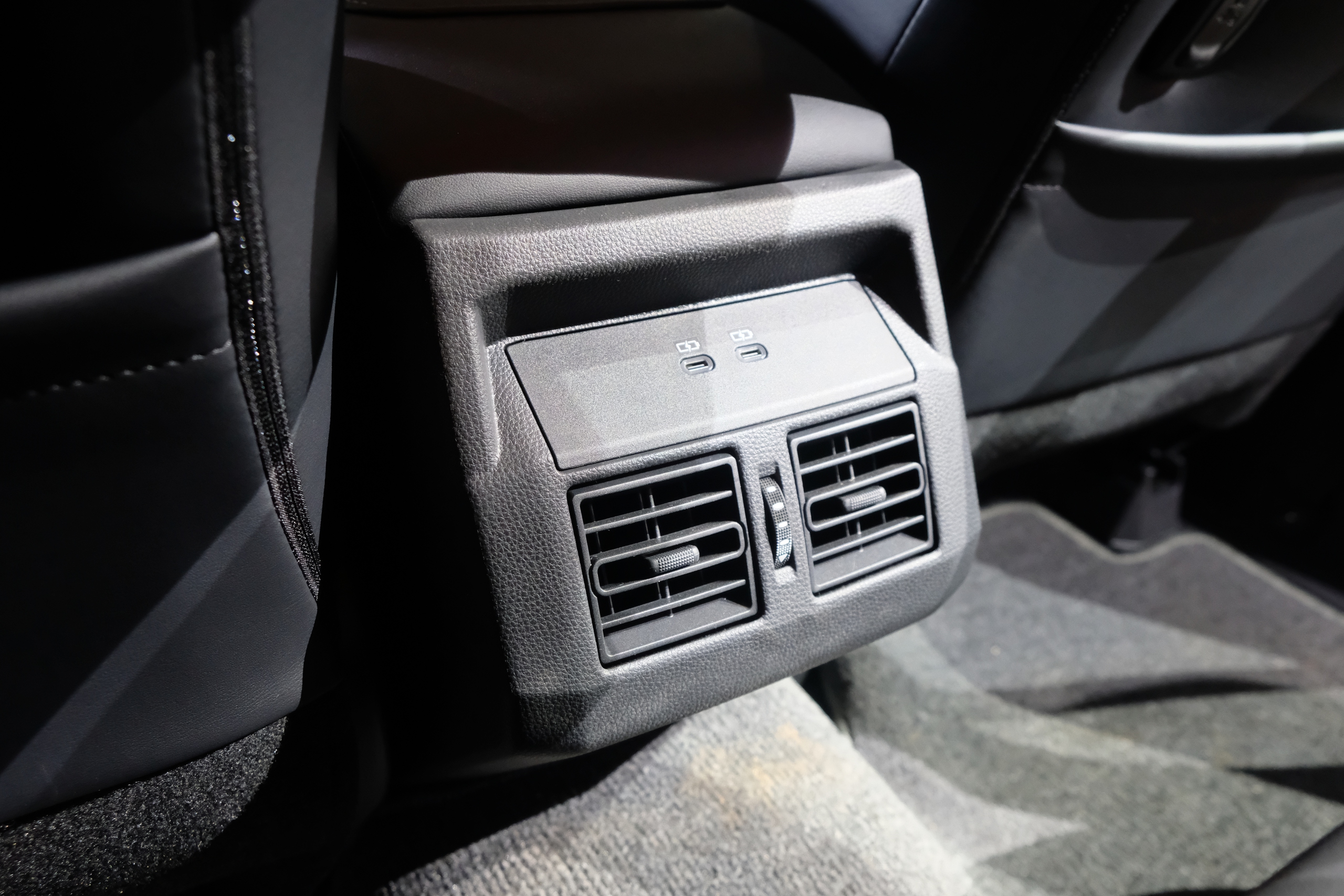 Chênh 200 triệu đồng, hai phiên bản Toyota Hilux hơn gì nhau?- Ảnh 7.