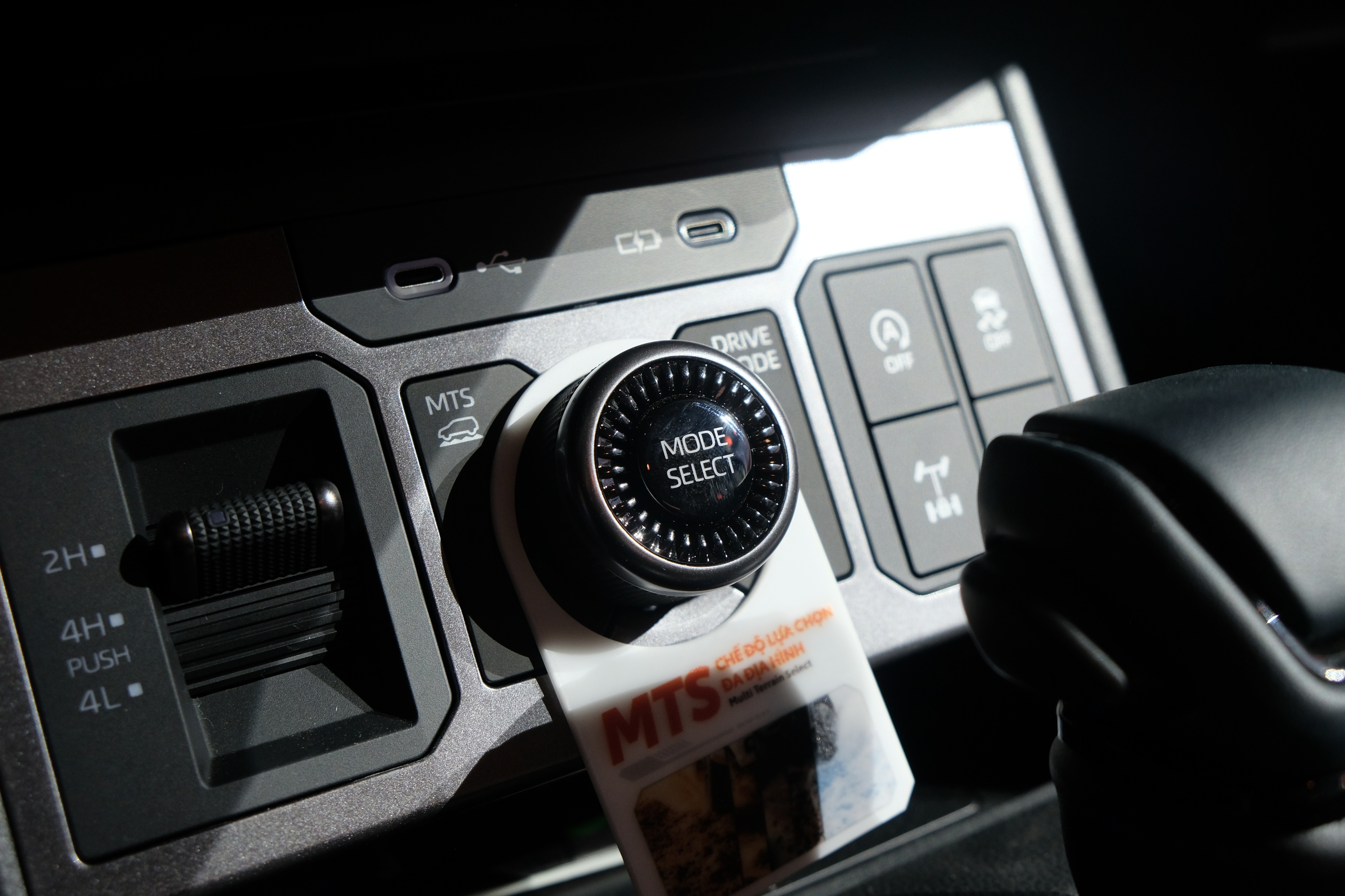 Chênh 200 triệu đồng, hai phiên bản Toyota Hilux hơn gì nhau?- Ảnh 6.