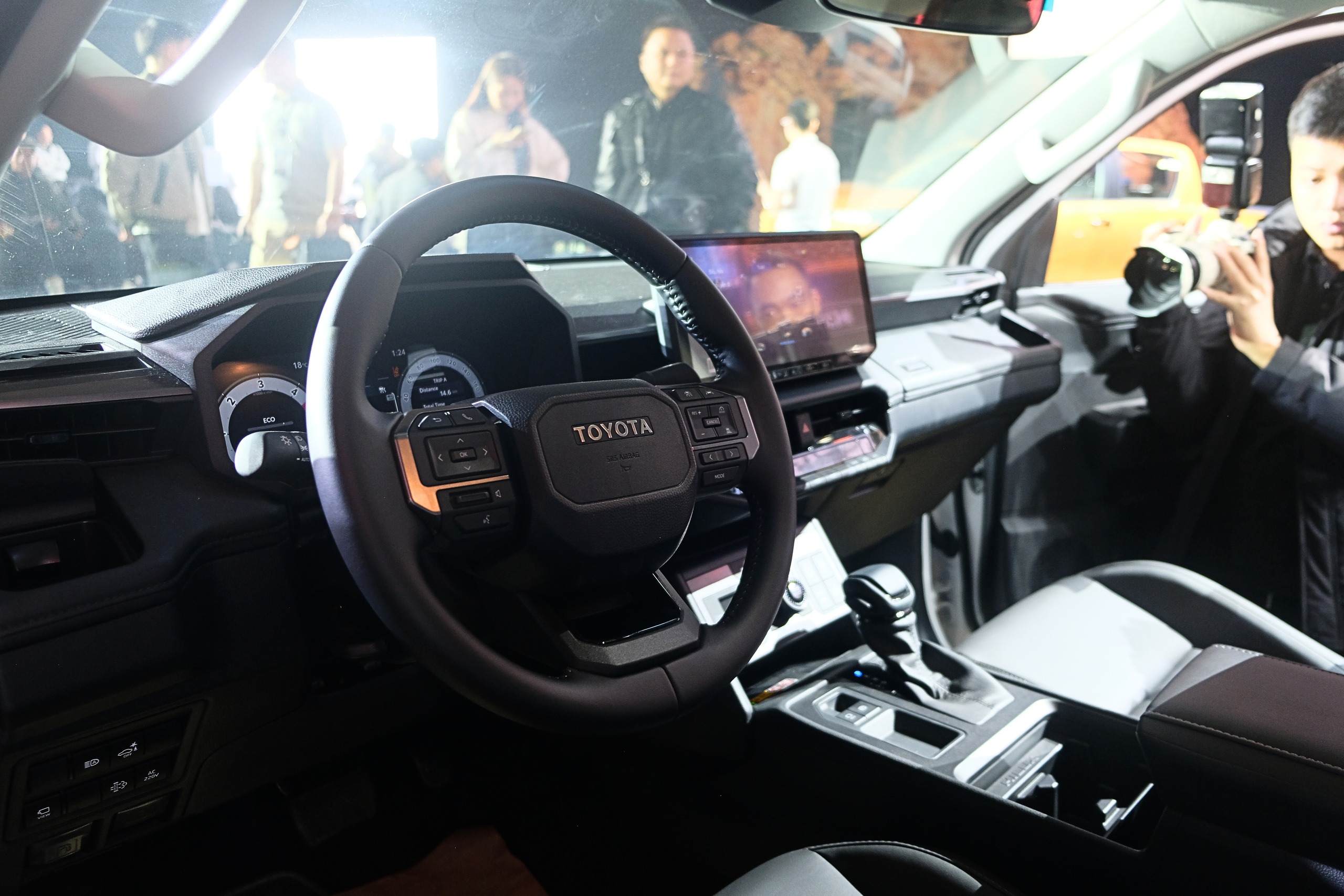 Toyota Hilux bất ngờ vượt Ford Ranger, dẫn đầu phân khúc bán tải- Ảnh 2.