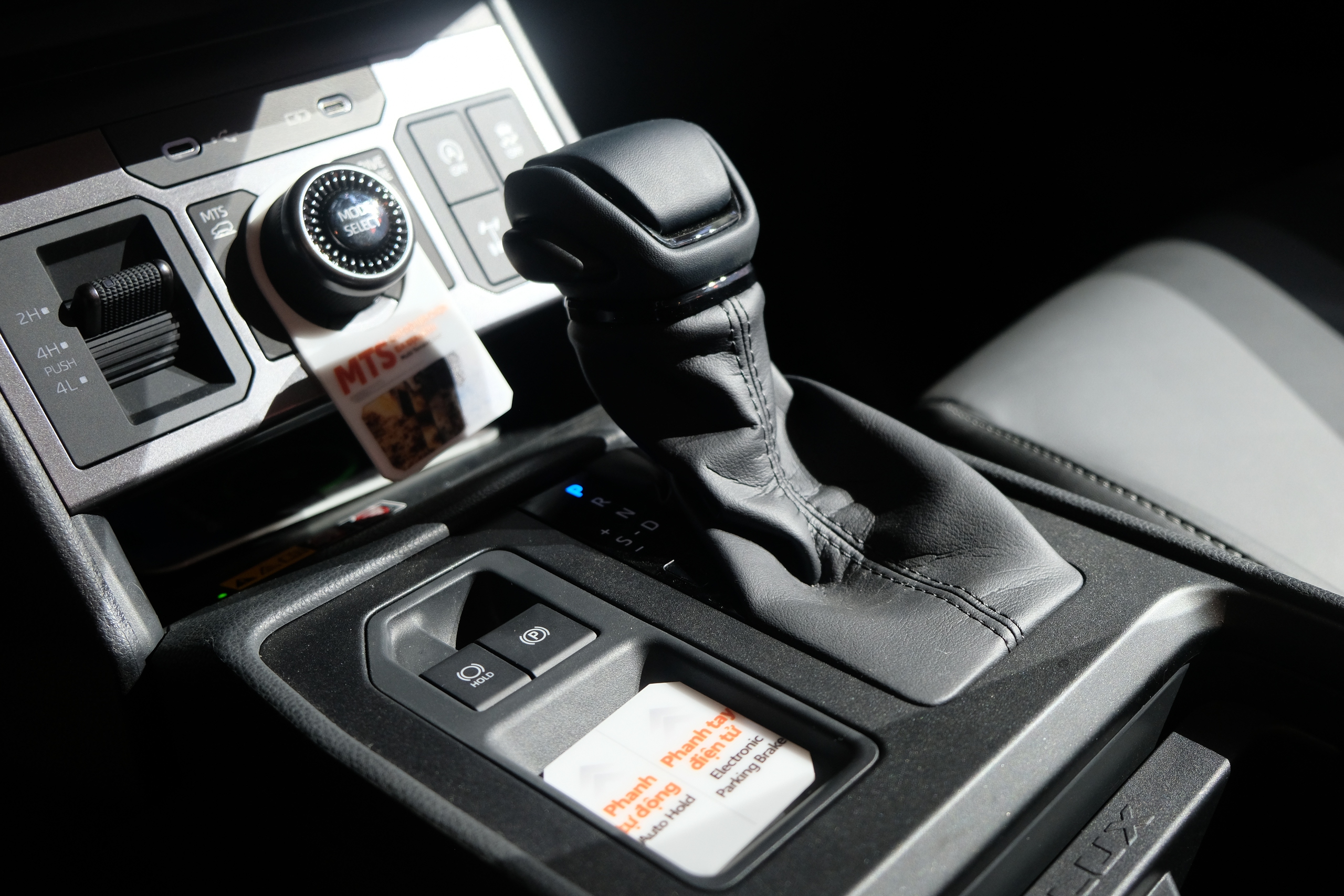 Chênh 200 triệu đồng, hai phiên bản Toyota Hilux hơn gì nhau?- Ảnh 5.