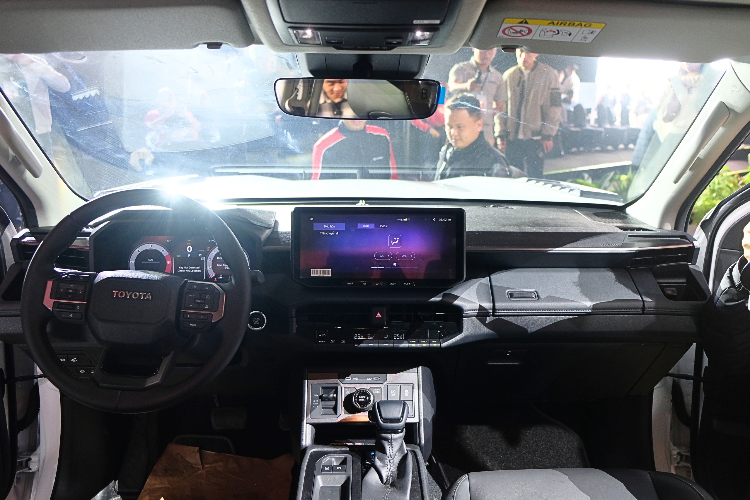 Chênh 200 triệu đồng, hai phiên bản Toyota Hilux hơn gì nhau?- Ảnh 4.