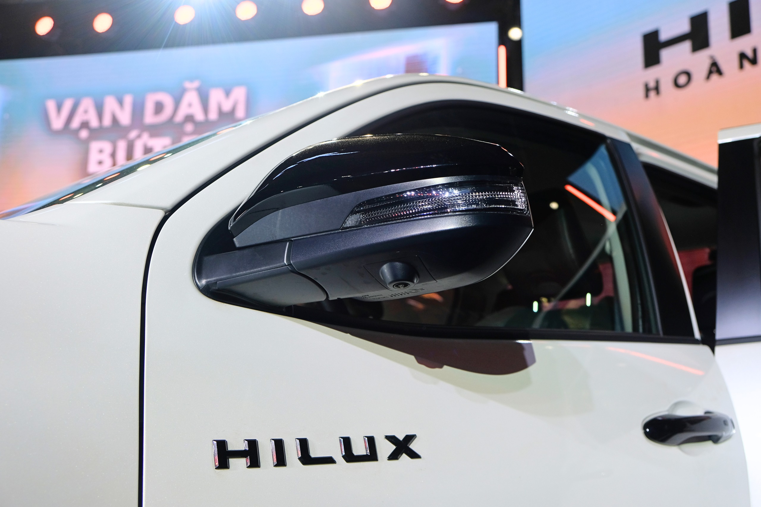 Chênh 200 triệu đồng, hai phiên bản Toyota Hilux hơn gì nhau?- Ảnh 8.