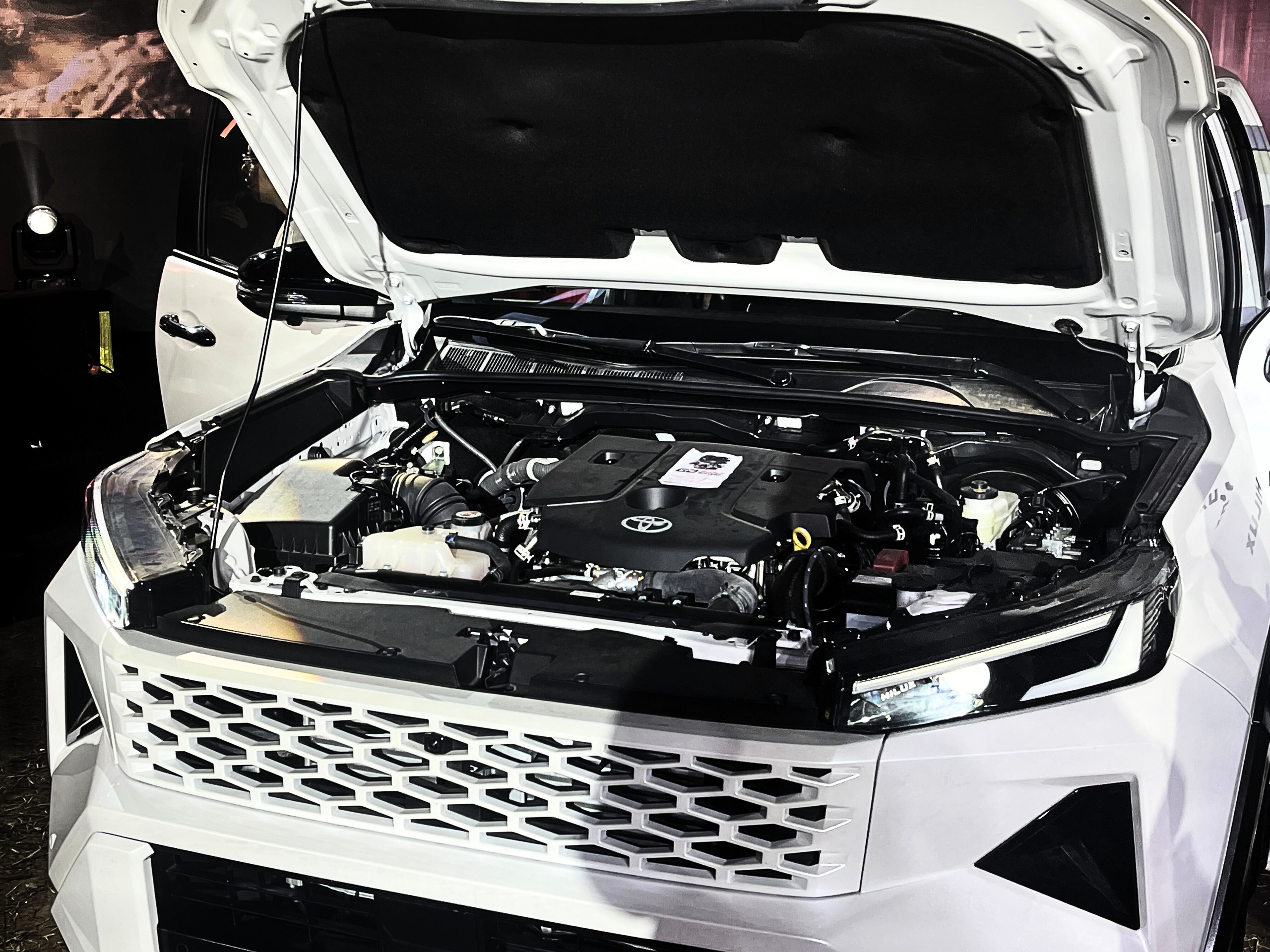 Chênh 200 triệu đồng, hai phiên bản Toyota Hilux hơn gì nhau?- Ảnh 10.