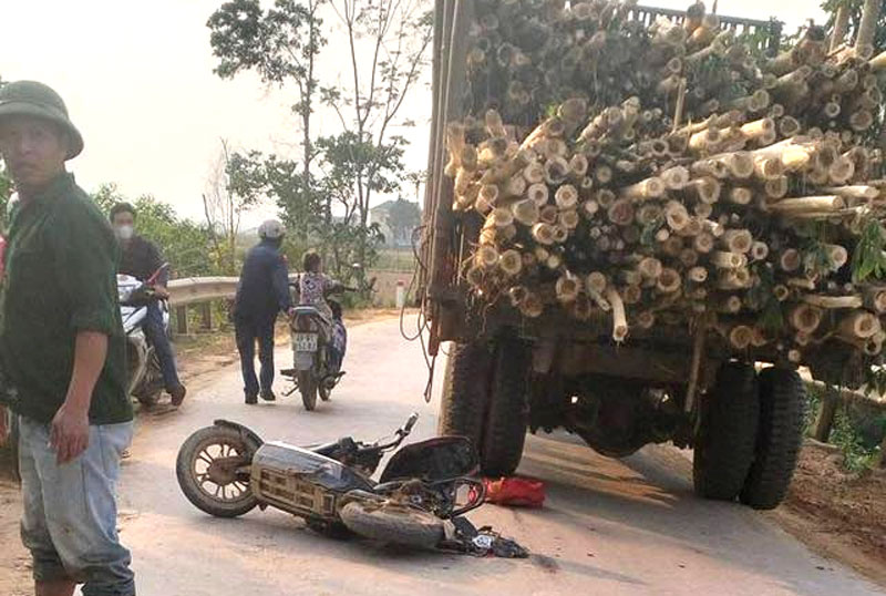 Hiện trường vụ tai nạn thương tâm khiến bé gái 5 tuổi tử vong. Hiện trường vụ tai nạn thương tâm khiến bé gái 5 tuổi tử vong.