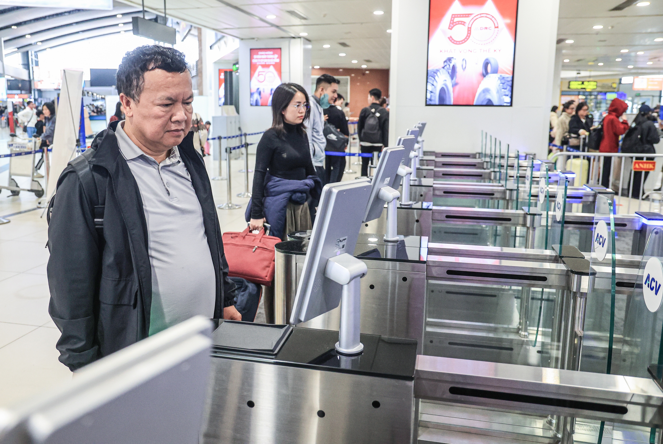 S&acirc;n bay Nội B&agrave;i chật k&iacute;n kh&aacute;ch trong ng&agrave;y cao điểm nhất kỳ nghỉ Tết Dương lịch 2026- Ảnh 8.