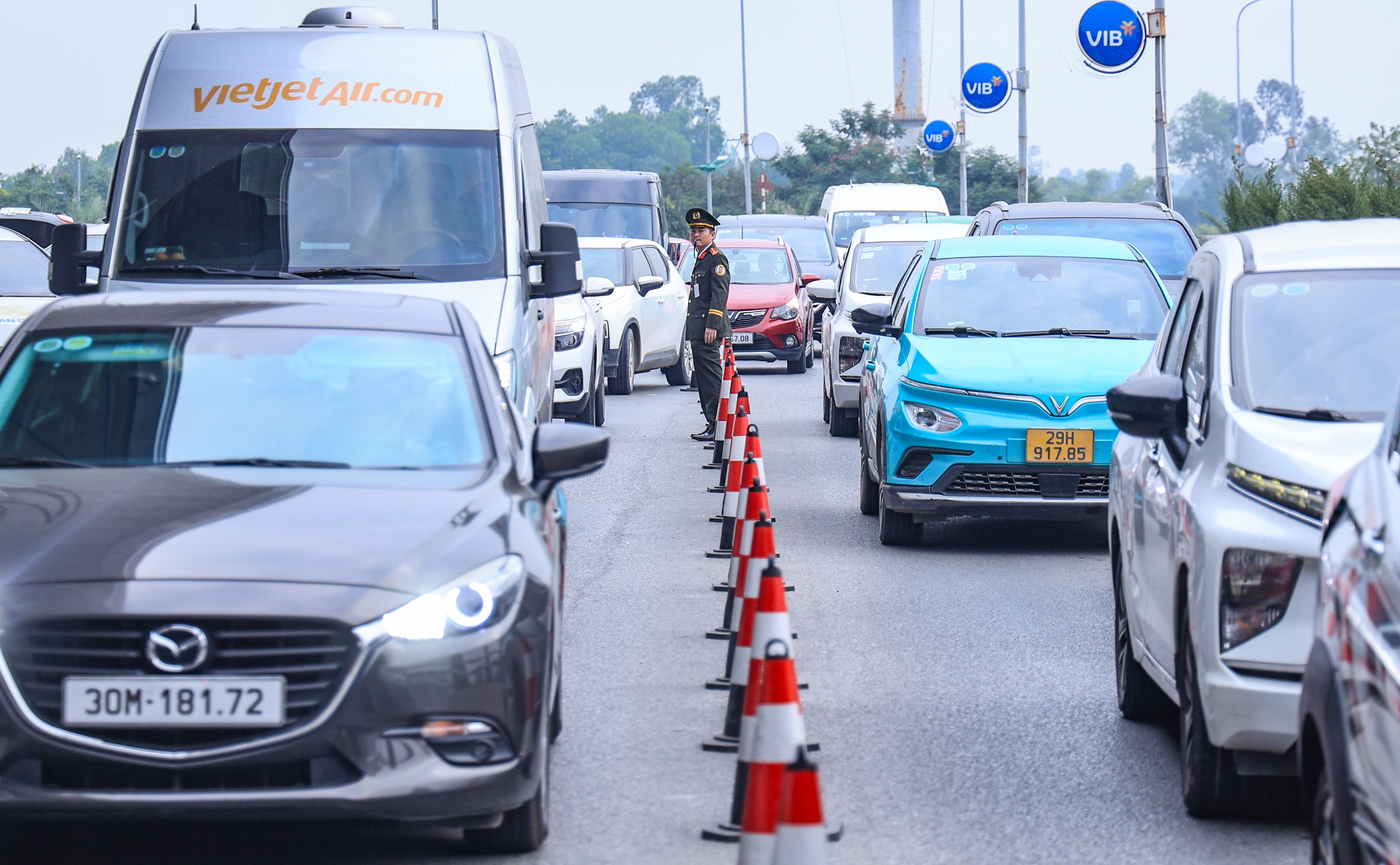 S&acirc;n bay Nội B&agrave;i chật k&iacute;n kh&aacute;ch trong ng&agrave;y cao điểm nhất kỳ nghỉ Tết Dương lịch 2026- Ảnh 11.