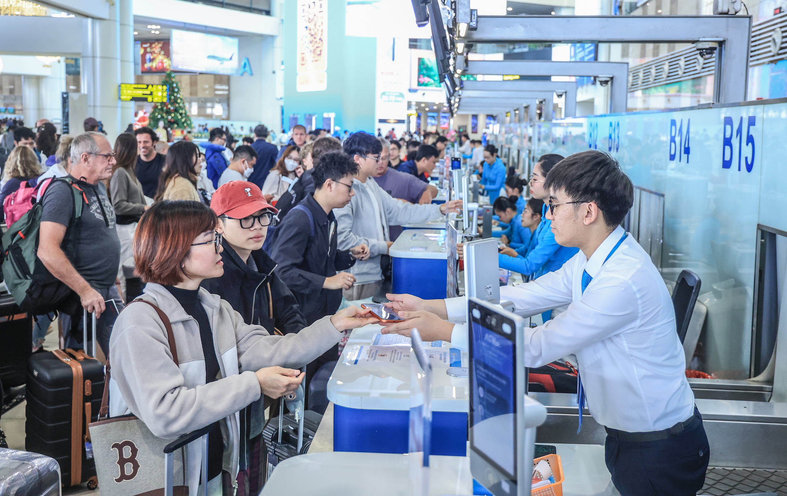 S&acirc;n bay Nội B&agrave;i chật k&iacute;n kh&aacute;ch trong ng&agrave;y cao điểm nhất kỳ nghỉ Tết Dương lịch 2026- Ảnh 6.