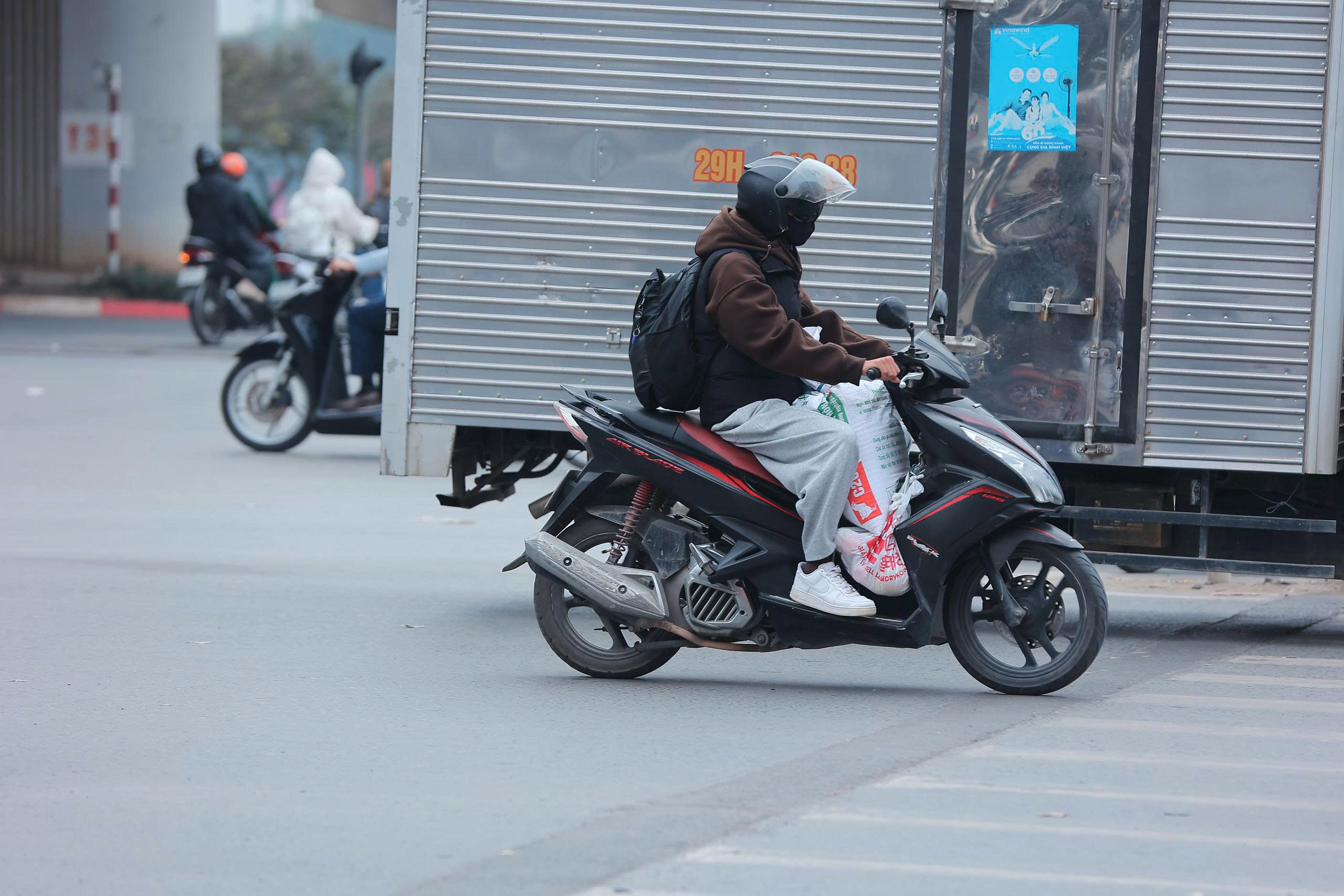 Người dân ùn ùn trở lại Thủ đô sau kỳ nghỉ Tết Dương lịch, cửa ngõ Hà Nội đông nghẹt- Ảnh 13. Người dân ùn ùn trở lại Thủ đô sau kỳ nghỉ Tết Dương lịch, cửa ngõ Hà Nội đông nghẹt- Ảnh 13.