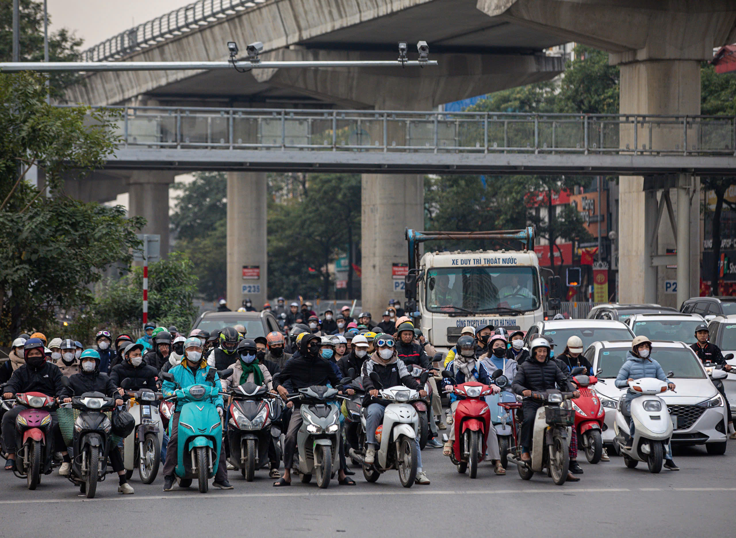 Người dân ùn ùn trở lại Thủ đô sau kỳ nghỉ Tết Dương lịch, cửa ngõ Hà Nội đông nghẹt- Ảnh 15. Người dân ùn ùn trở lại Thủ đô sau kỳ nghỉ Tết Dương lịch, cửa ngõ Hà Nội đông nghẹt- Ảnh 15.
