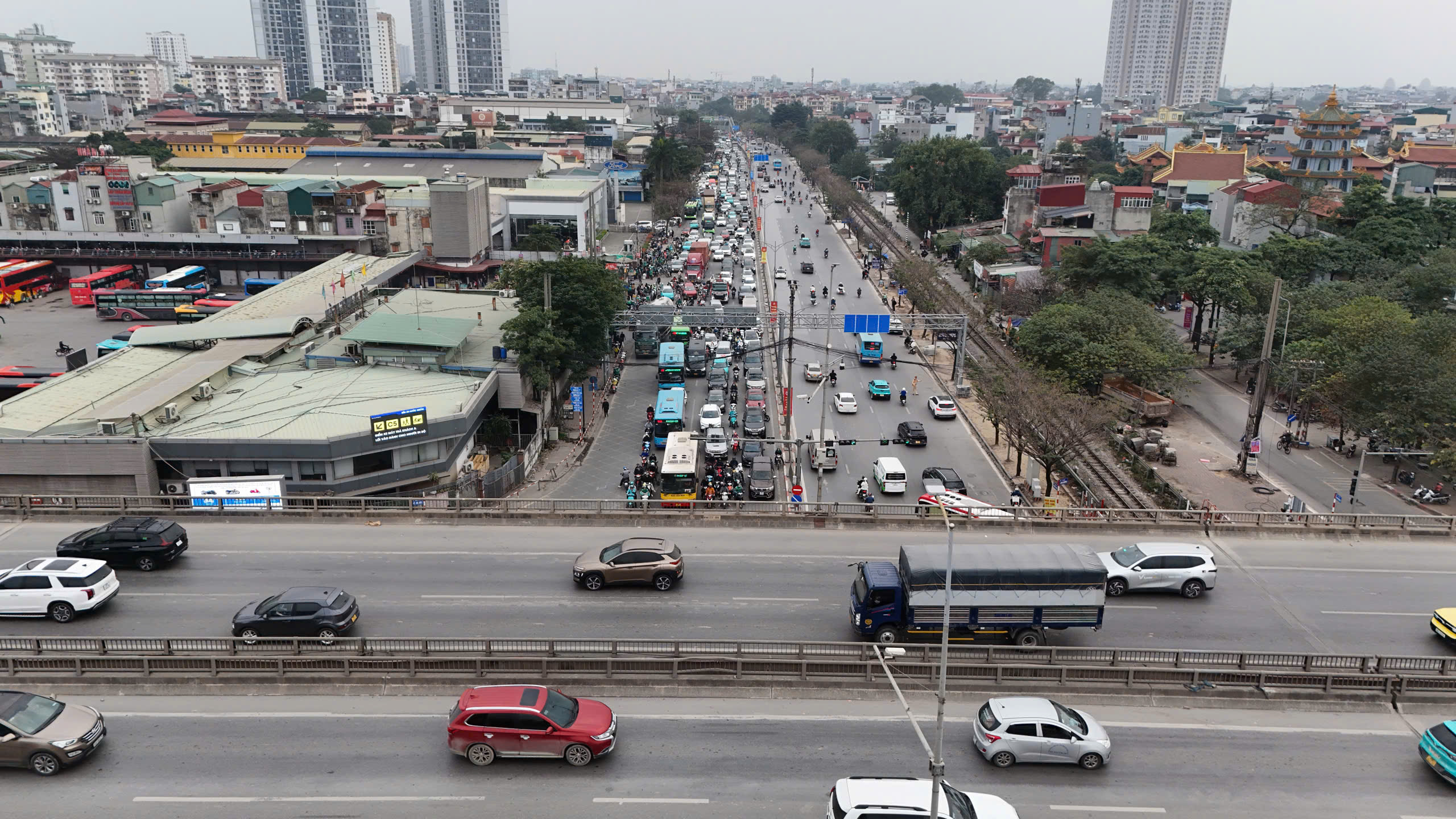 Người dân ùn ùn trở lại Thủ đô sau kỳ nghỉ Tết Dương lịch, cửa ngõ Hà Nội đông nghẹt- Ảnh 5. Người dân ùn ùn trở lại Thủ đô sau kỳ nghỉ Tết Dương lịch, cửa ngõ Hà Nội đông nghẹt- Ảnh 5.