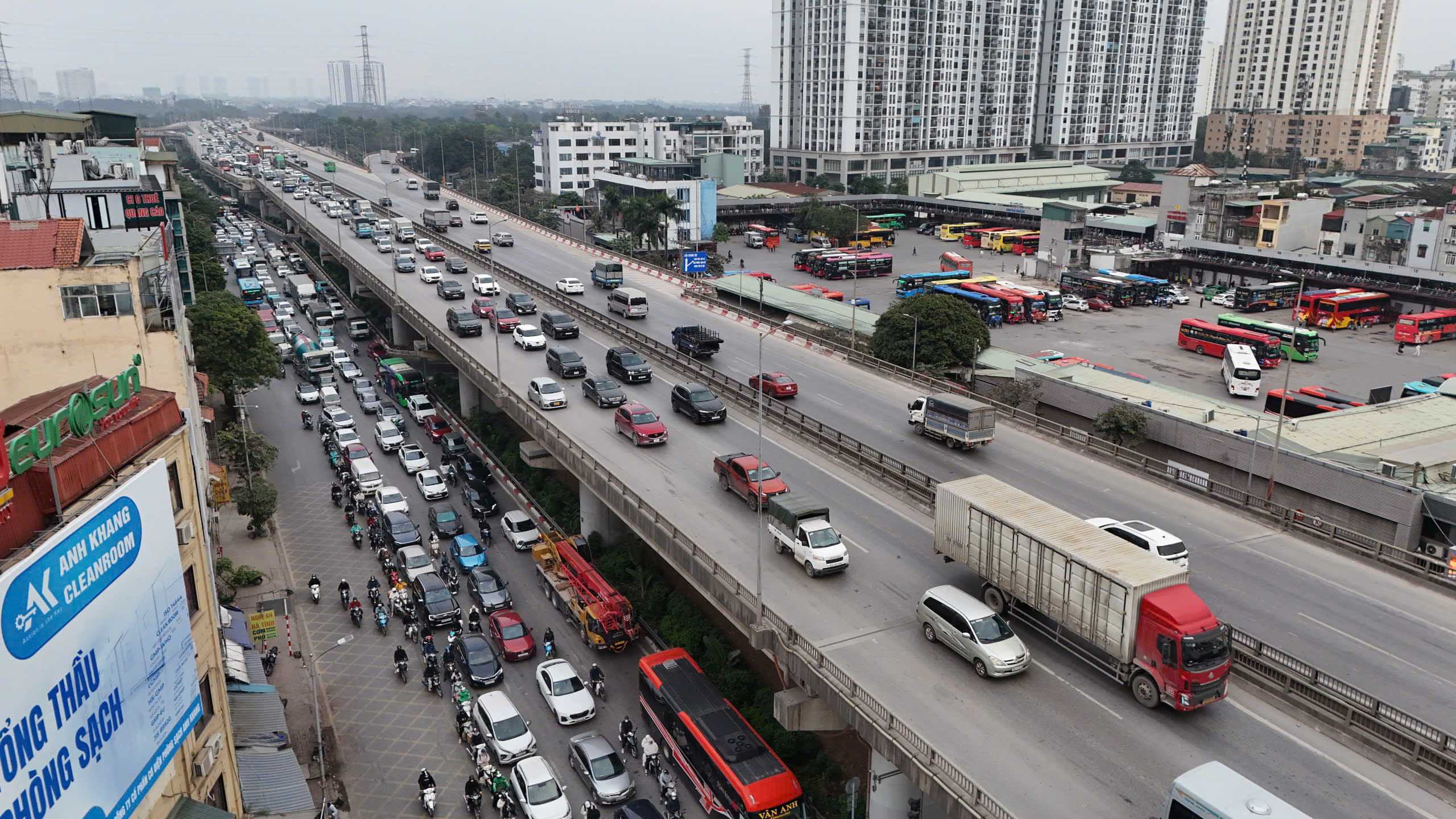 Người dân ùn ùn trở lại Thủ đô sau kỳ nghỉ Tết Dương lịch, cửa ngõ Hà Nội đông nghẹt- Ảnh 14. Người dân ùn ùn trở lại Thủ đô sau kỳ nghỉ Tết Dương lịch, cửa ngõ Hà Nội đông nghẹt- Ảnh 14.