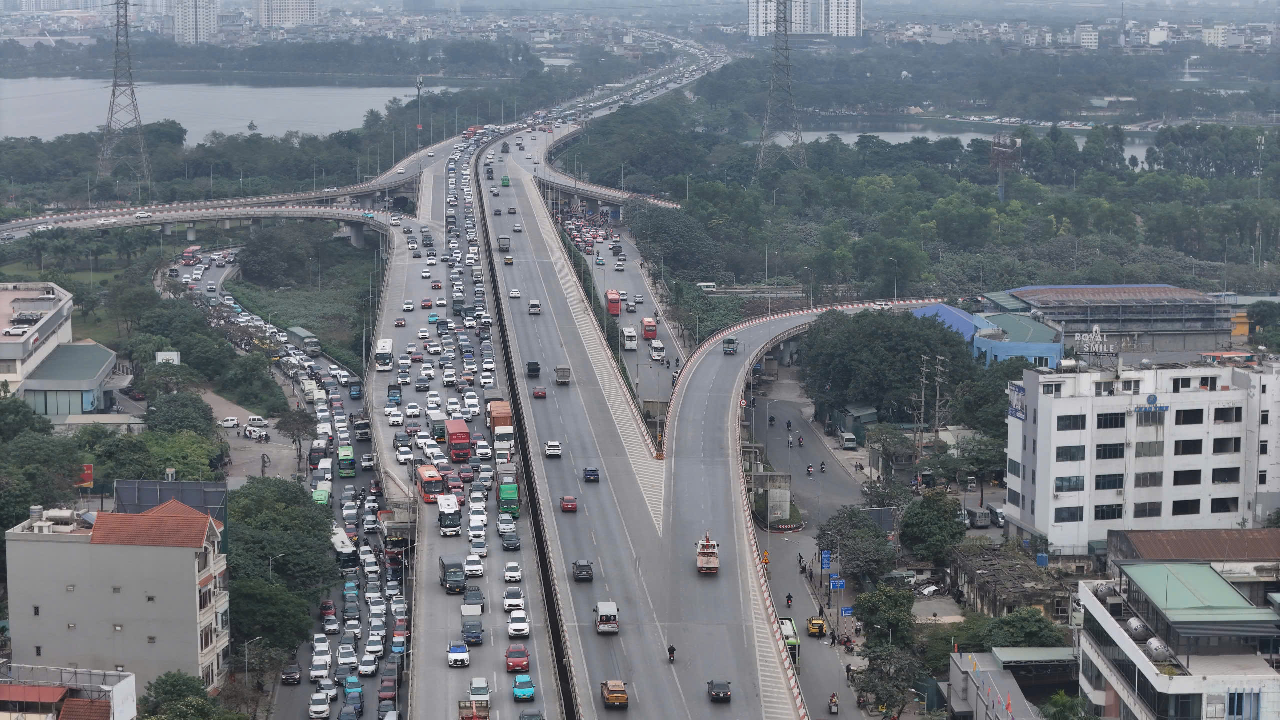 Người dân ùn ùn trở lại Thủ đô sau kỳ nghỉ Tết Dương lịch, cửa ngõ Hà Nội đông nghẹt- Ảnh 3. Người dân ùn ùn trở lại Thủ đô sau kỳ nghỉ Tết Dương lịch, cửa ngõ Hà Nội đông nghẹt- Ảnh 3.