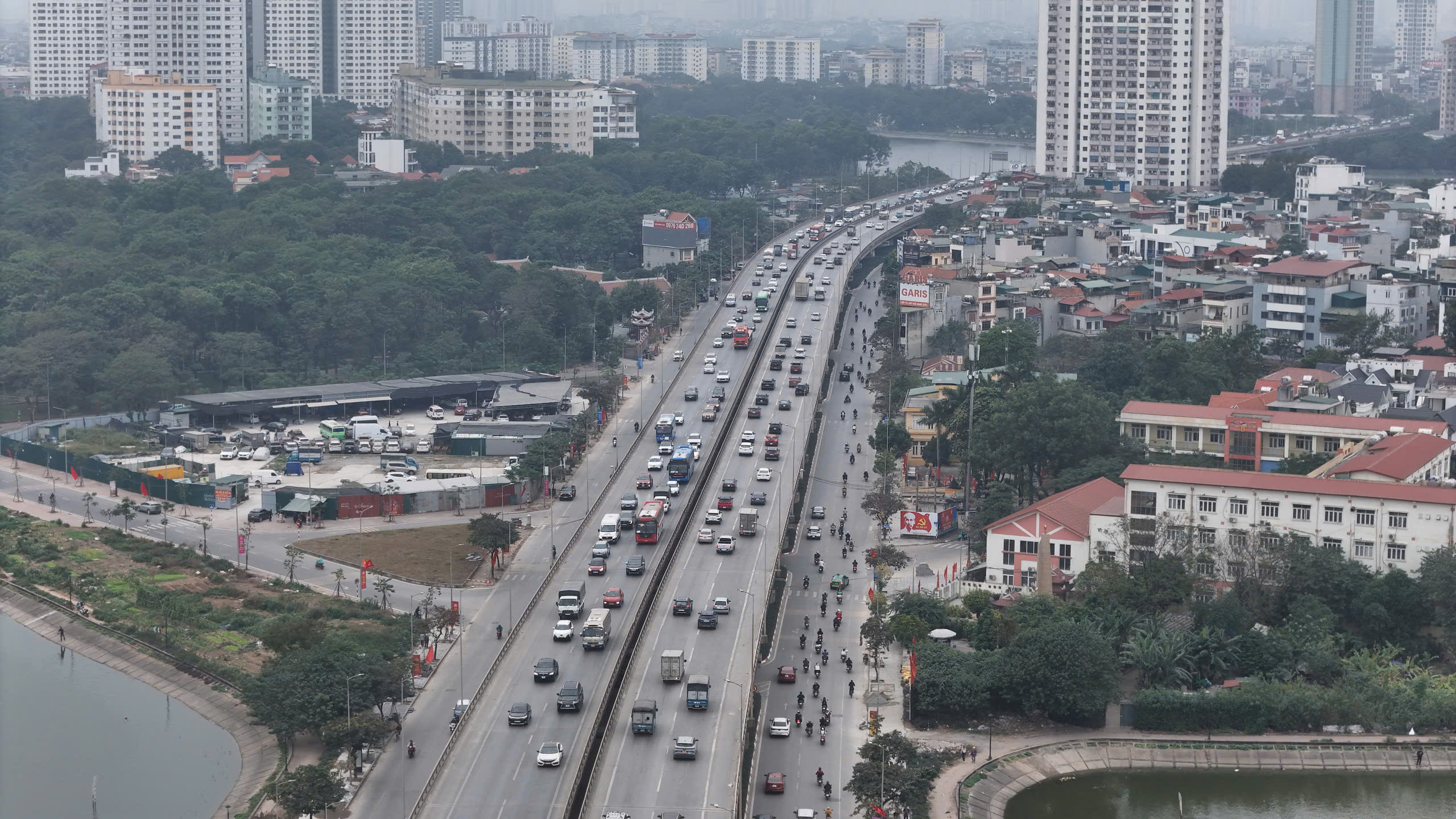 Người dân ùn ùn trở lại Thủ đô sau kỳ nghỉ Tết Dương lịch, cửa ngõ Hà Nội đông nghẹt- Ảnh 16. Người dân ùn ùn trở lại Thủ đô sau kỳ nghỉ Tết Dương lịch, cửa ngõ Hà Nội đông nghẹt- Ảnh 16.
