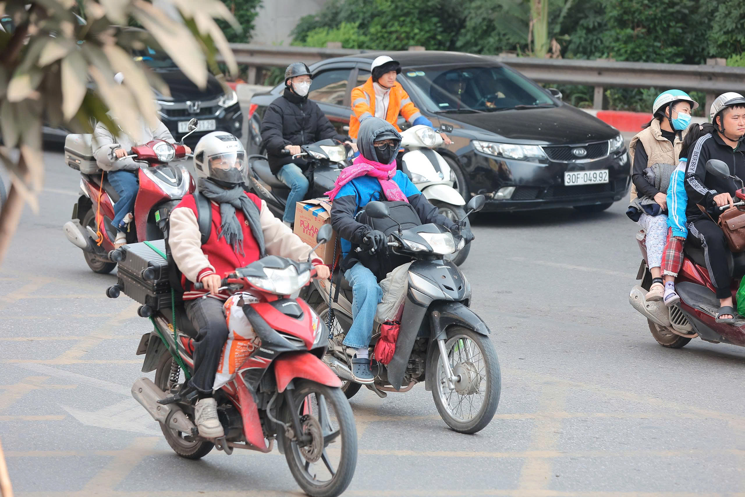 Người dân ùn ùn trở lại Thủ đô sau kỳ nghỉ Tết Dương lịch, cửa ngõ Hà Nội đông nghẹt- Ảnh 9. Người dân ùn ùn trở lại Thủ đô sau kỳ nghỉ Tết Dương lịch, cửa ngõ Hà Nội đông nghẹt- Ảnh 9.