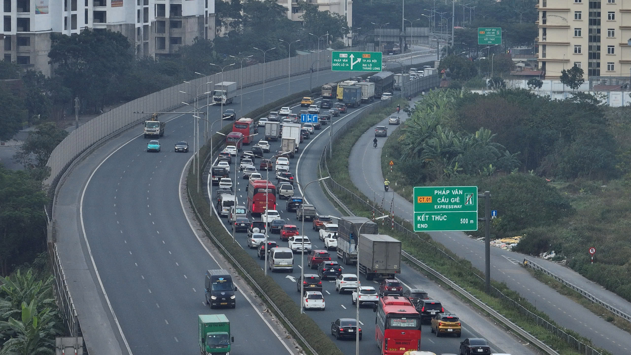 Người dân ùn ùn trở lại Thủ đô sau kỳ nghỉ Tết Dương lịch, cửa ngõ Hà Nội đông nghẹt- Ảnh 1. Người dân ùn ùn trở lại Thủ đô sau kỳ nghỉ Tết Dương lịch, cửa ngõ Hà Nội đông nghẹt- Ảnh 1.