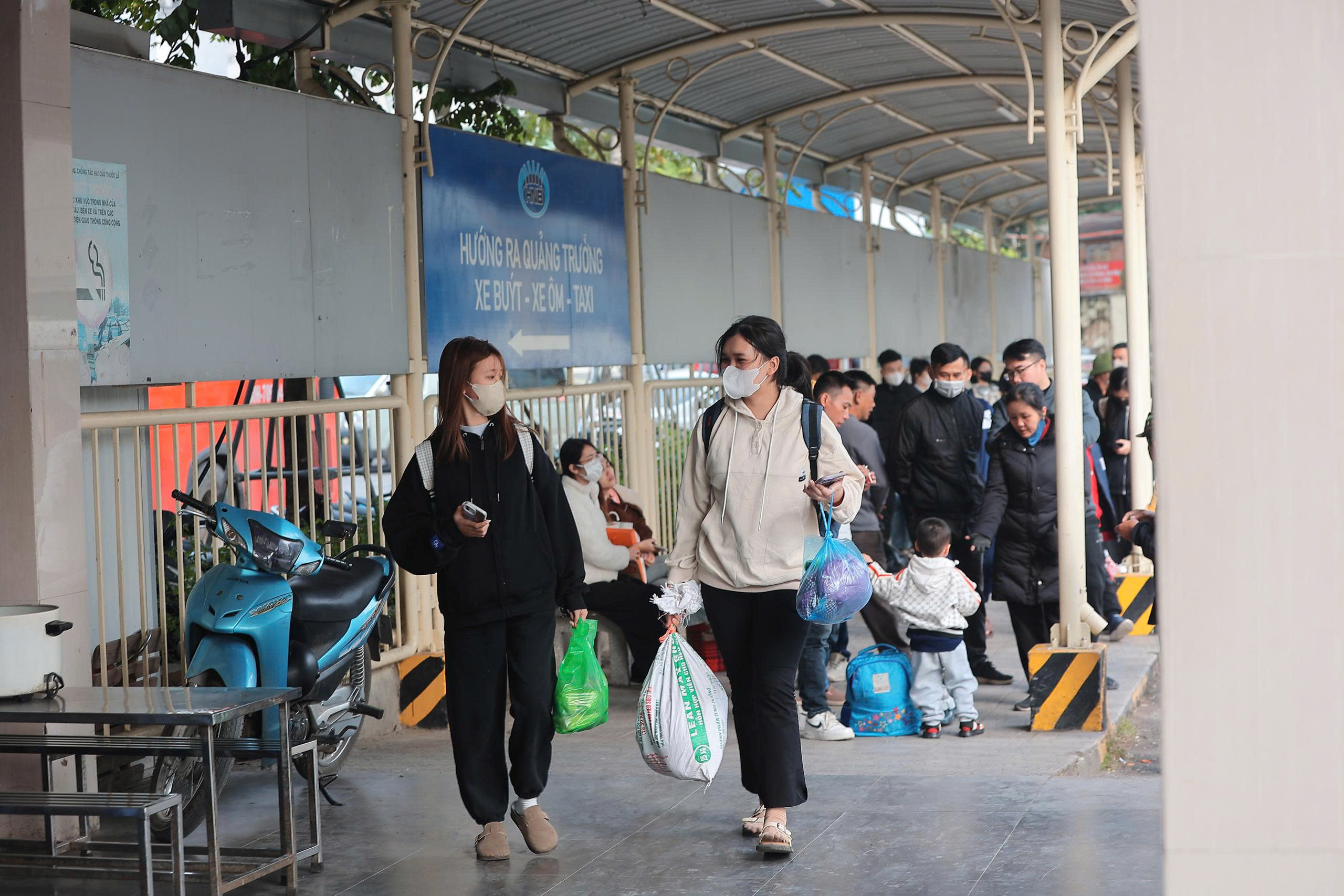 Người dân tay xách nách mang trở lại Hà Nội, bến xe đông đúc- Ảnh 5. Người dân tay xách nách mang trở lại Hà Nội, bến xe đông đúc- Ảnh 5.