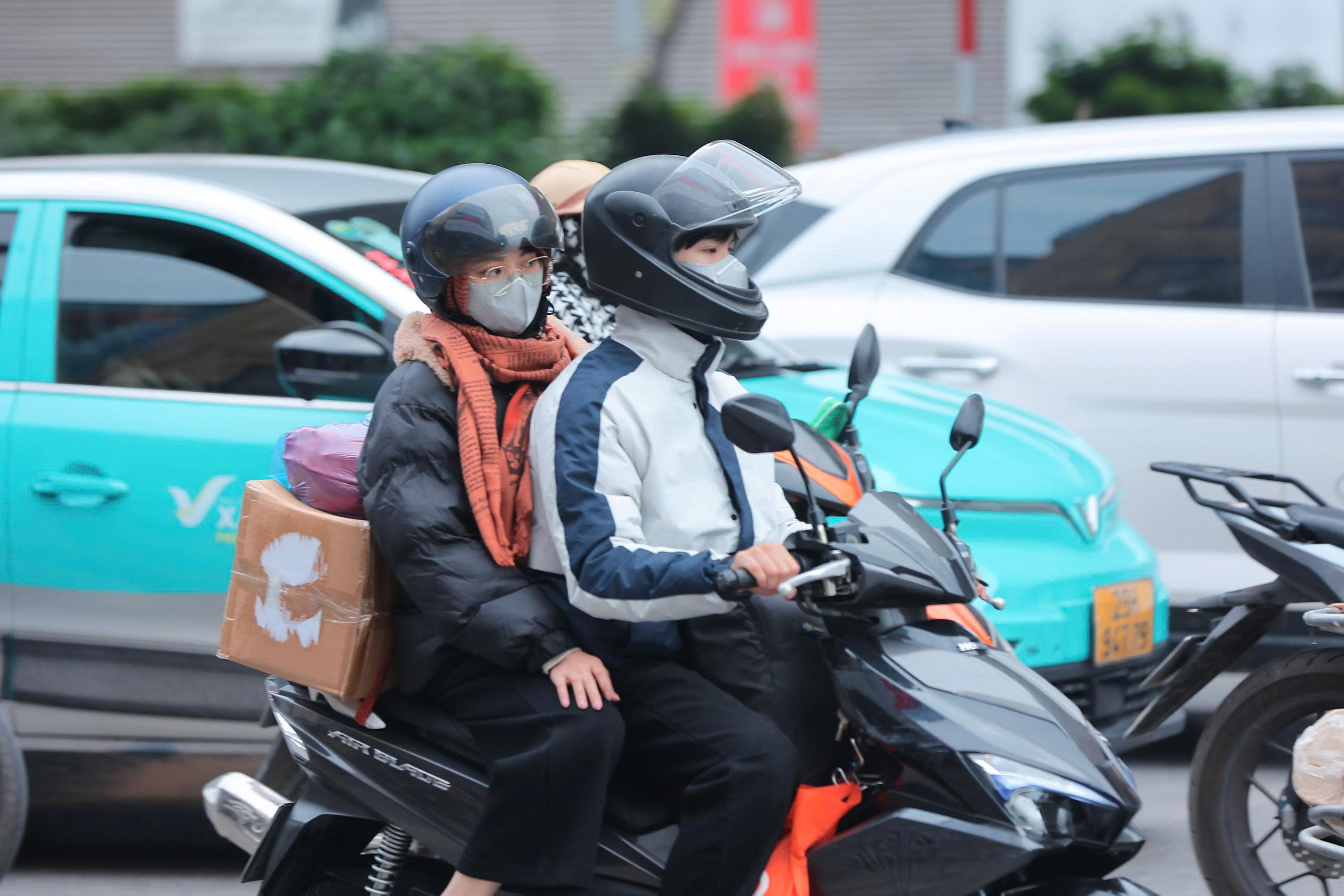 Người dân ùn ùn trở lại Thủ đô sau kỳ nghỉ Tết Dương lịch, cửa ngõ Hà Nội đông nghẹt- Ảnh 12. Người dân ùn ùn trở lại Thủ đô sau kỳ nghỉ Tết Dương lịch, cửa ngõ Hà Nội đông nghẹt- Ảnh 12.