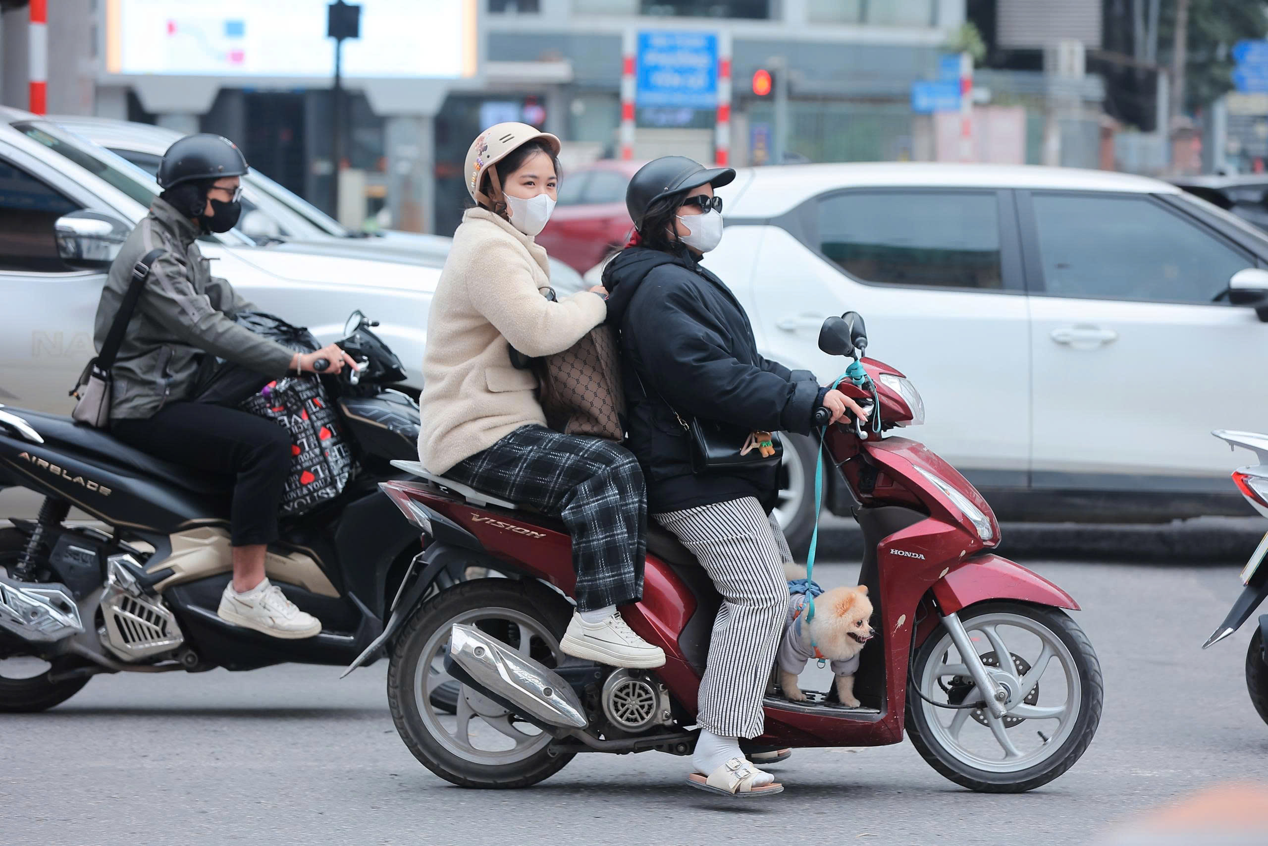 Người dân ùn ùn trở lại Thủ đô sau kỳ nghỉ Tết Dương lịch, cửa ngõ Hà Nội đông nghẹt- Ảnh 10. Người dân ùn ùn trở lại Thủ đô sau kỳ nghỉ Tết Dương lịch, cửa ngõ Hà Nội đông nghẹt- Ảnh 10.