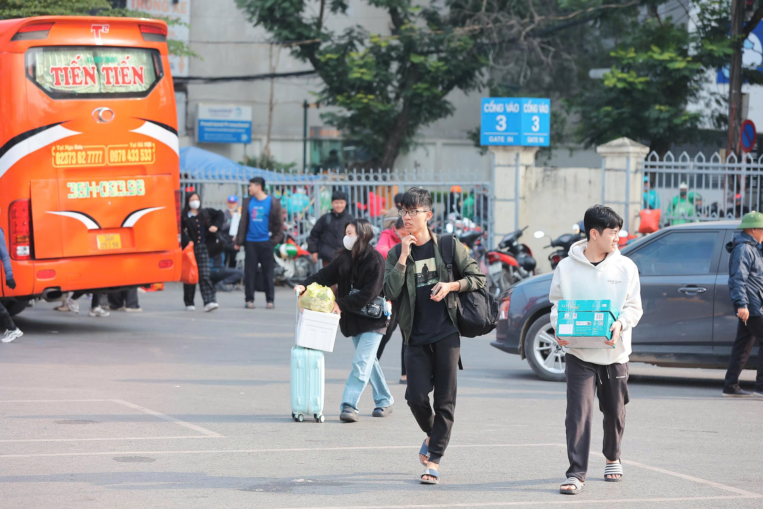 Người dân tay xách nách mang trở lại Hà Nội, bến xe đông đúc- Ảnh 8. Người dân tay xách nách mang trở lại Hà Nội, bến xe đông đúc- Ảnh 8.