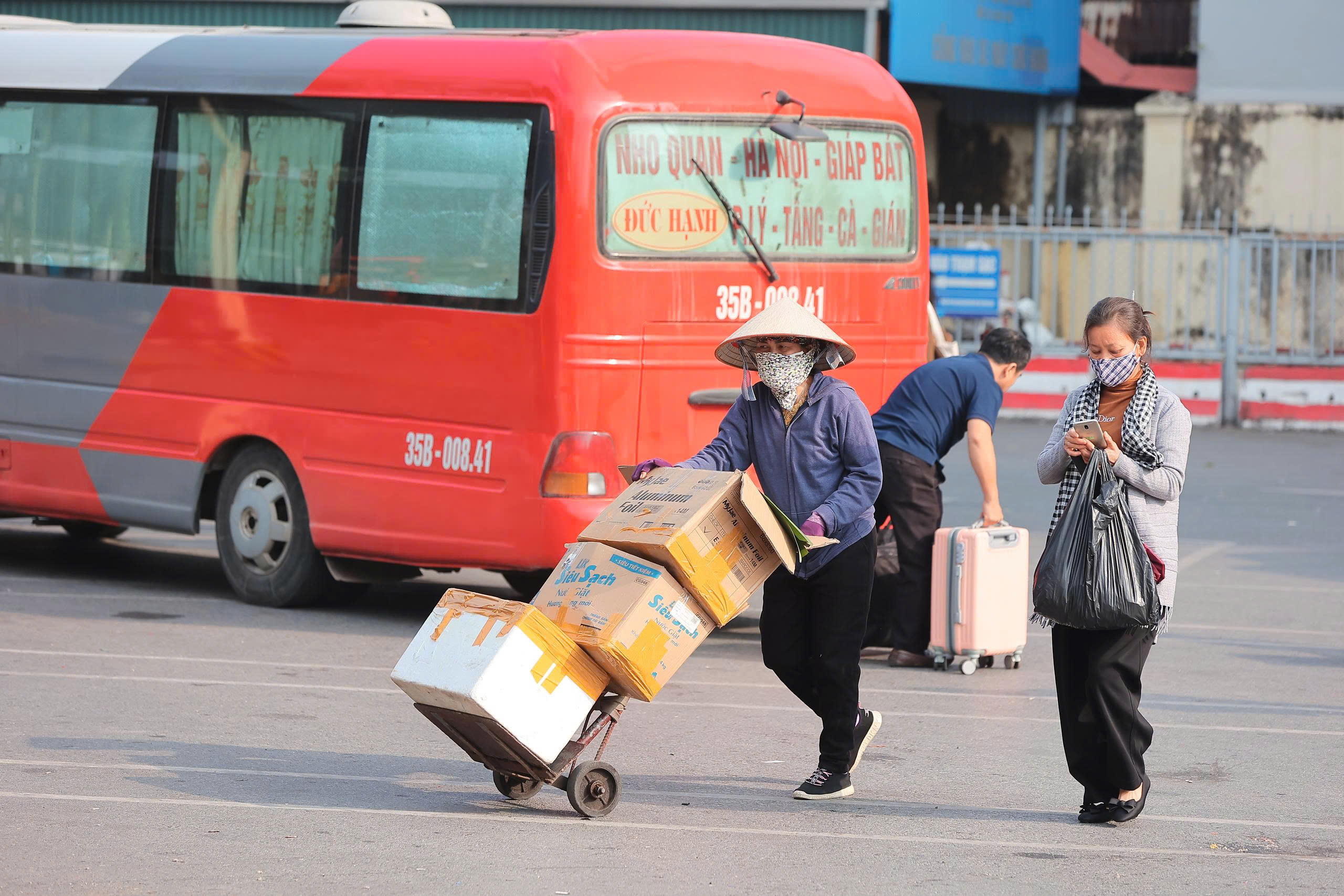 Người dân tay xách nách mang trở lại Hà Nội, bến xe đông đúc- Ảnh 6. Người dân tay xách nách mang trở lại Hà Nội, bến xe đông đúc- Ảnh 6.