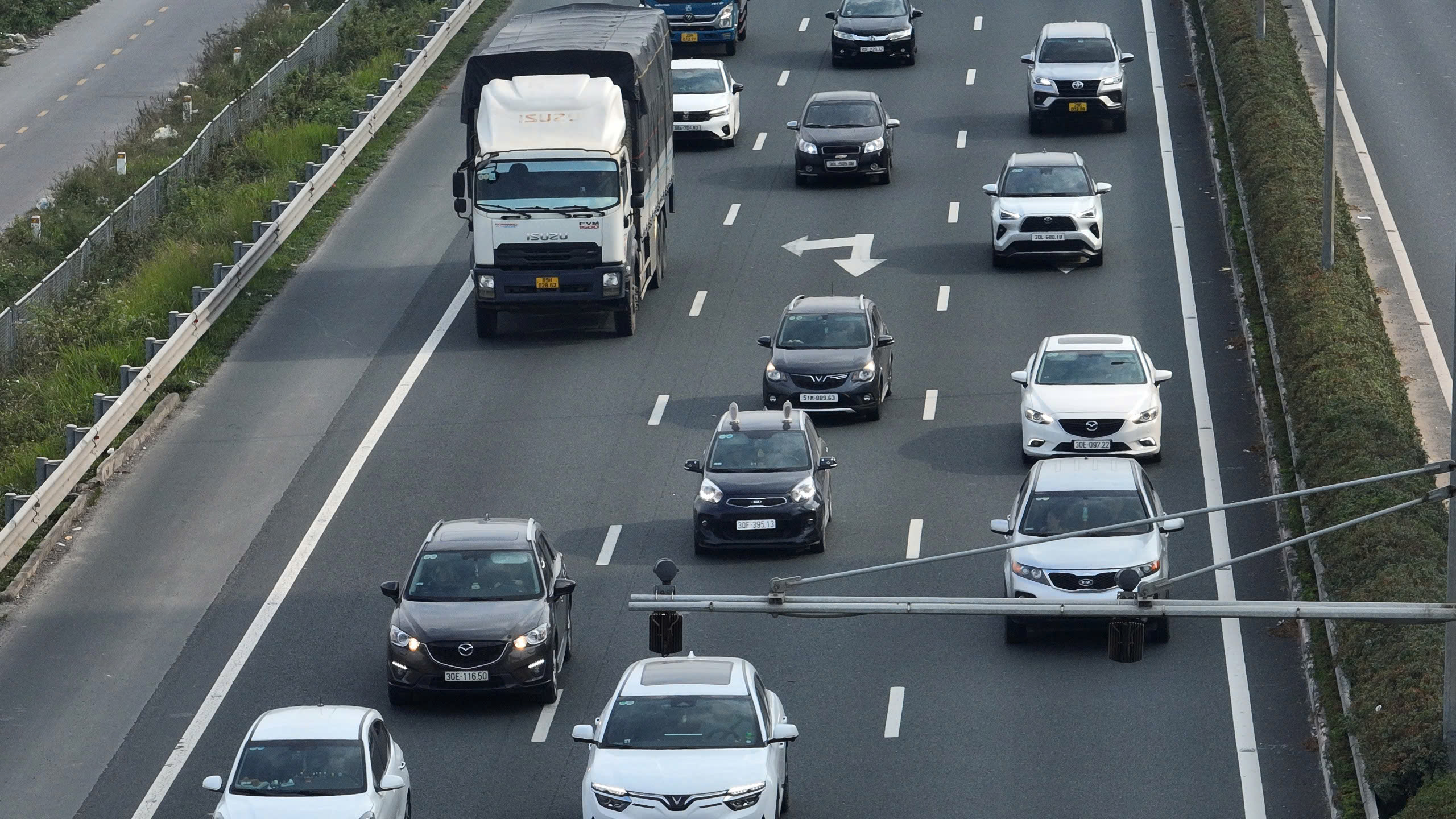 Người dân ùn ùn trở lại Thủ đô sau kỳ nghỉ Tết Dương lịch, cửa ngõ Hà Nội đông nghẹt- Ảnh 2. Người dân ùn ùn trở lại Thủ đô sau kỳ nghỉ Tết Dương lịch, cửa ngõ Hà Nội đông nghẹt- Ảnh 2.