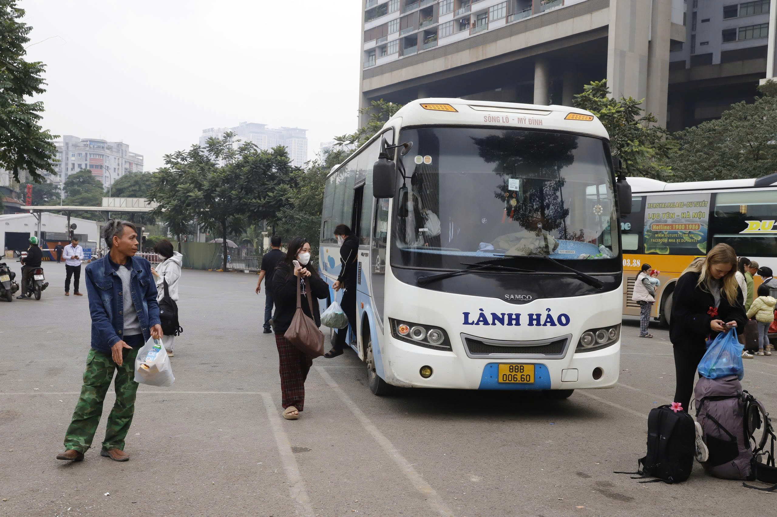 Người dân tay xách nách mang trở lại Hà Nội, bến xe đông đúc- Ảnh 14. Người dân tay xách nách mang trở lại Hà Nội, bến xe đông đúc- Ảnh 14.