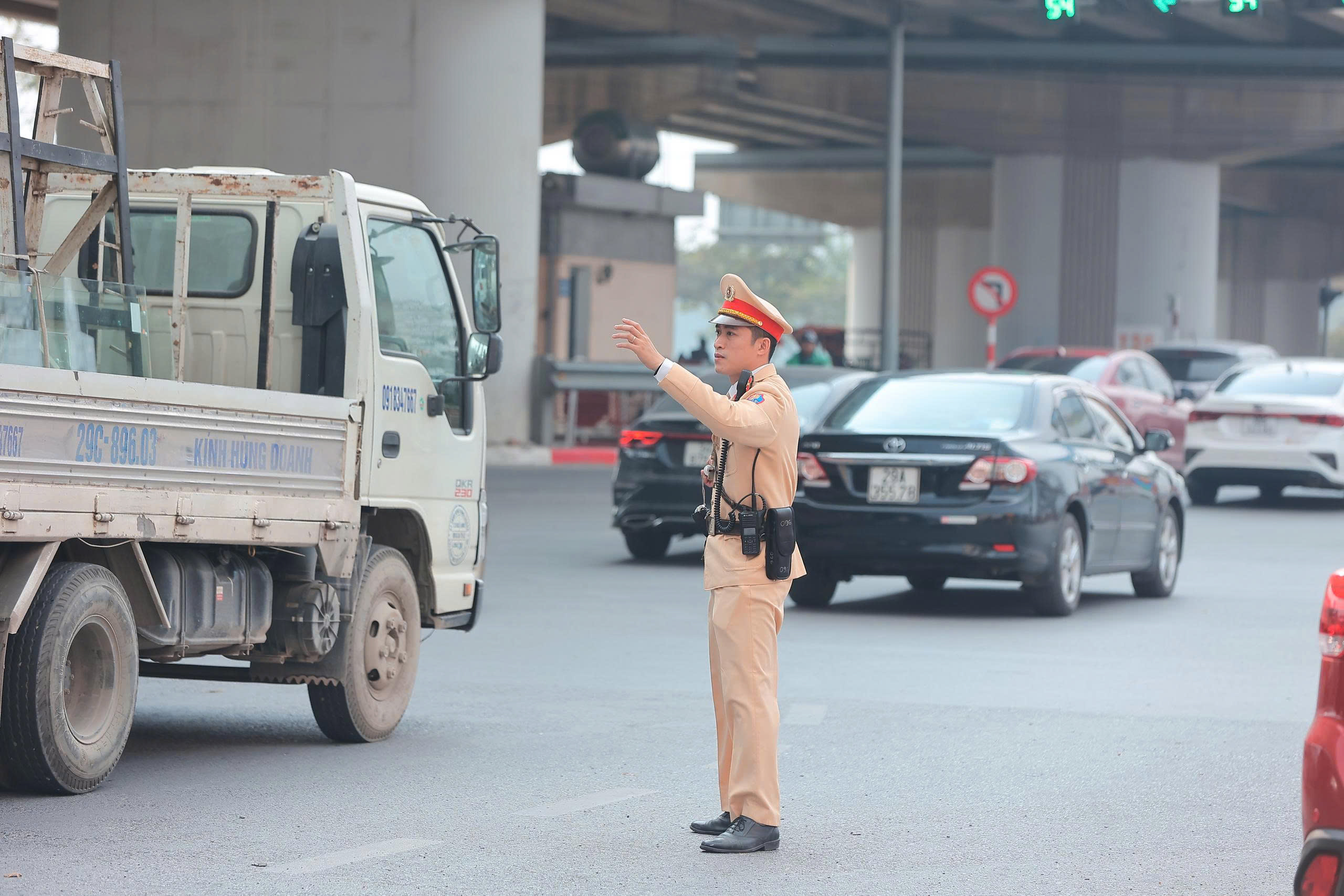 Người dân ùn ùn trở lại Thủ đô sau kỳ nghỉ Tết Dương lịch, cửa ngõ Hà Nội đông nghẹt- Ảnh 8. Người dân ùn ùn trở lại Thủ đô sau kỳ nghỉ Tết Dương lịch, cửa ngõ Hà Nội đông nghẹt- Ảnh 8.