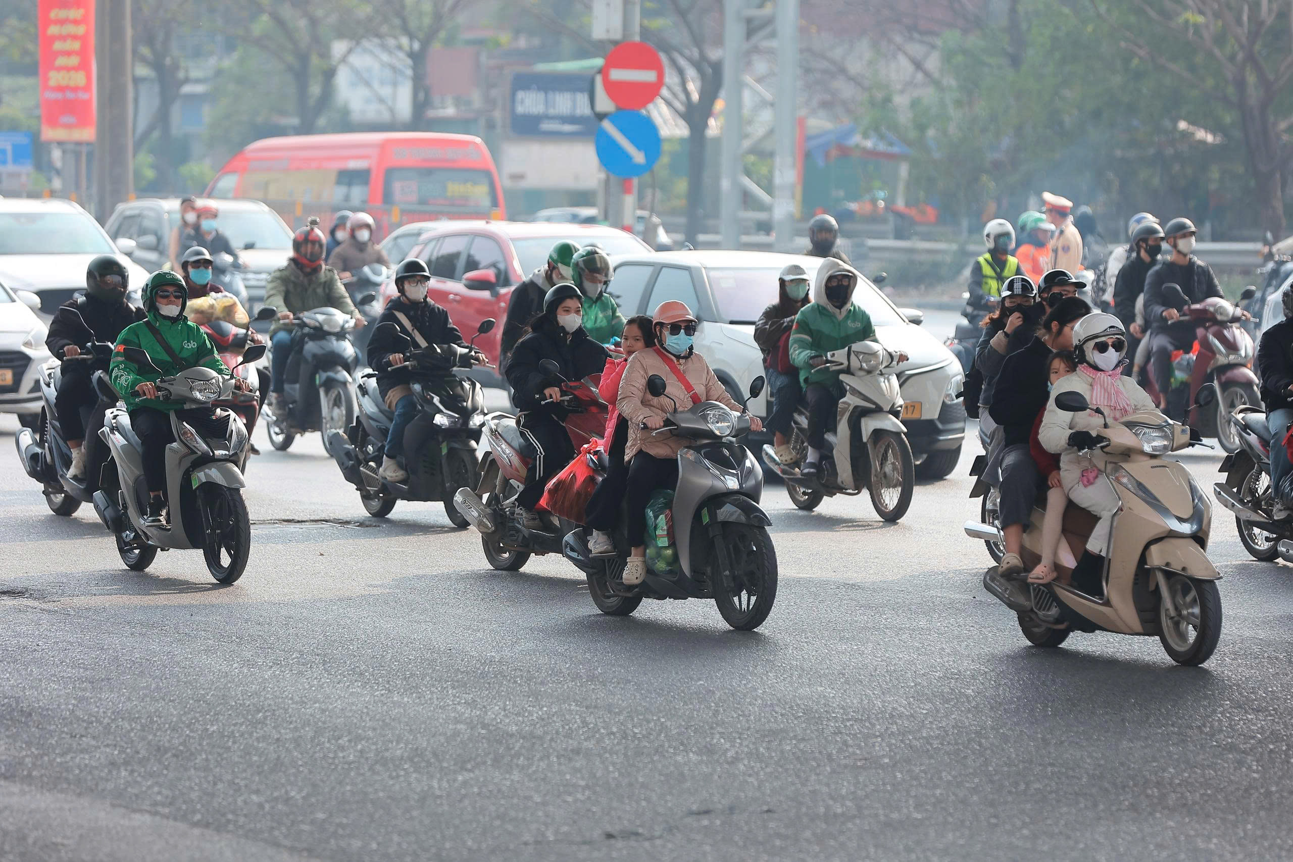 Người dân ùn ùn trở lại Thủ đô sau kỳ nghỉ Tết Dương lịch, cửa ngõ Hà Nội đông nghẹt- Ảnh 7. Người dân ùn ùn trở lại Thủ đô sau kỳ nghỉ Tết Dương lịch, cửa ngõ Hà Nội đông nghẹt- Ảnh 7.