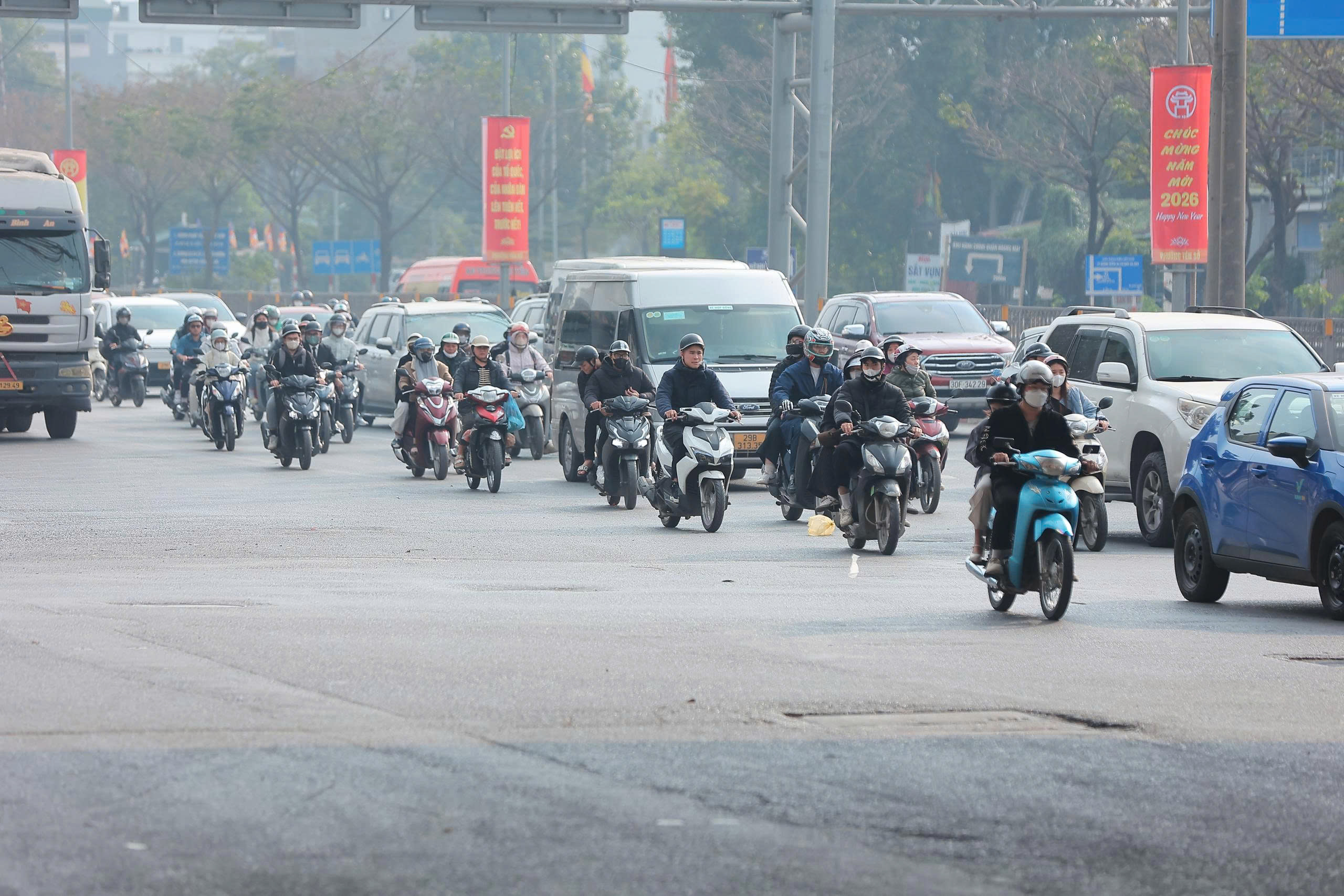 Người dân ùn ùn trở lại Thủ đô sau kỳ nghỉ Tết Dương lịch, cửa ngõ Hà Nội đông nghẹt- Ảnh 6. Người dân ùn ùn trở lại Thủ đô sau kỳ nghỉ Tết Dương lịch, cửa ngõ Hà Nội đông nghẹt- Ảnh 6.