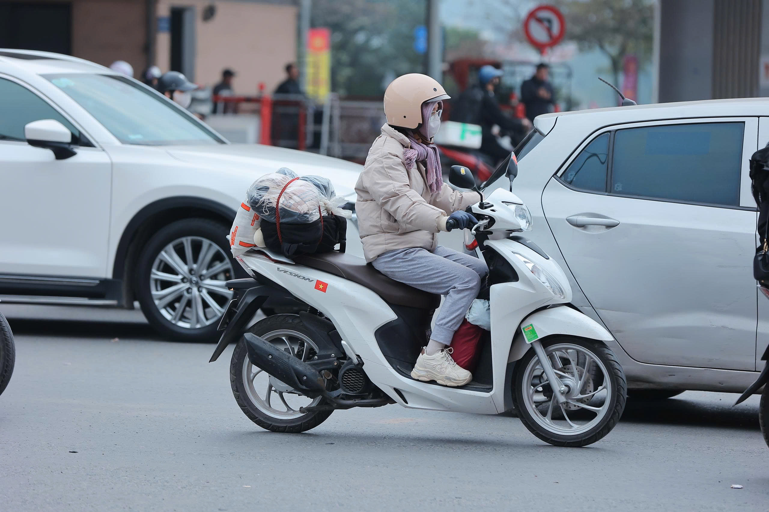 Người dân ùn ùn trở lại Thủ đô sau kỳ nghỉ Tết Dương lịch, cửa ngõ Hà Nội đông nghẹt- Ảnh 11. Người dân ùn ùn trở lại Thủ đô sau kỳ nghỉ Tết Dương lịch, cửa ngõ Hà Nội đông nghẹt- Ảnh 11.