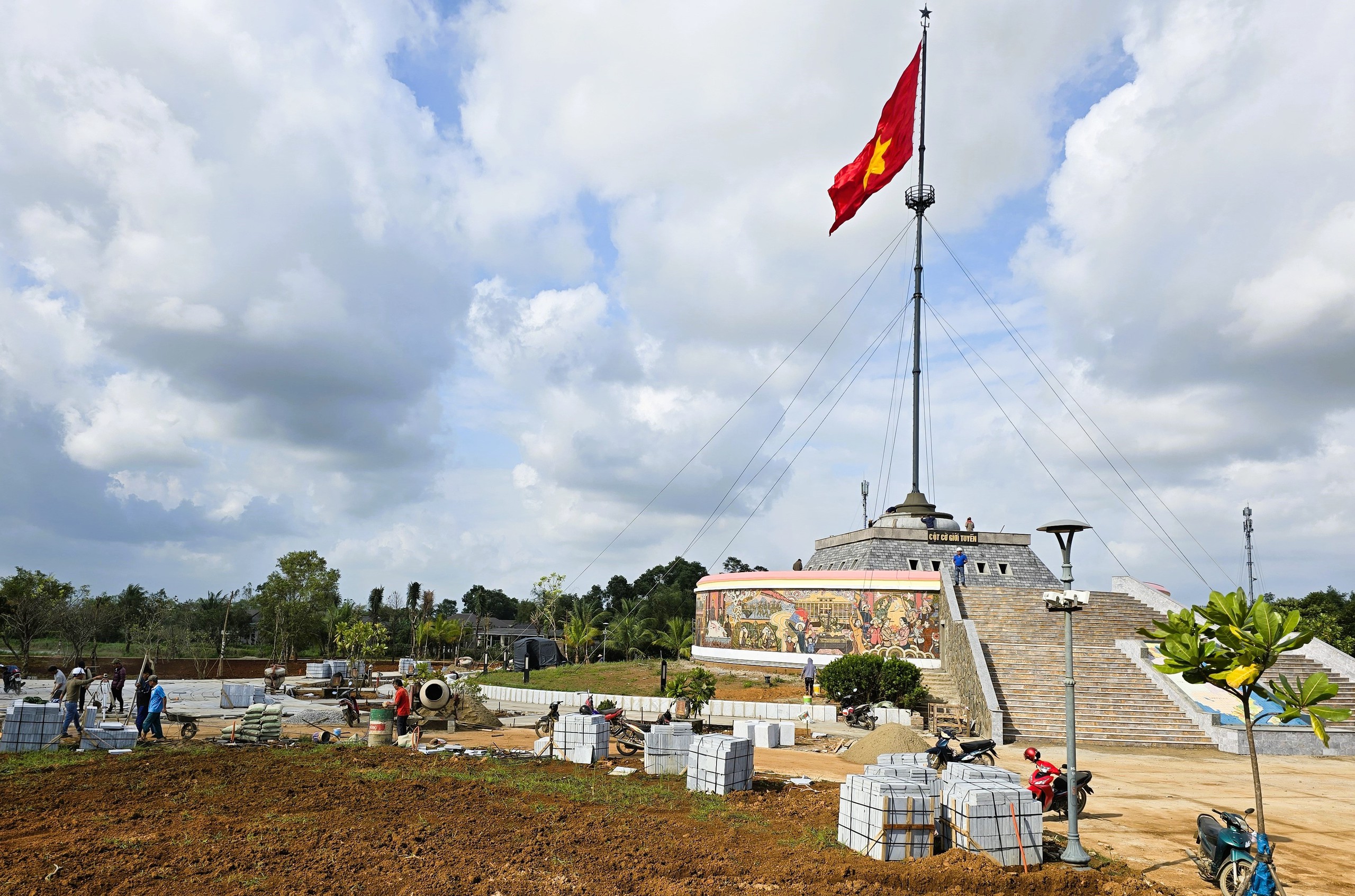 Công trình tu bổ cầu Hiền Lương thi công xuyên lễ, chạy nước rút về đích- Ảnh 1. Công trình tu bổ cầu Hiền Lương thi công xuyên lễ, chạy nước rút về đích- Ảnh 1.