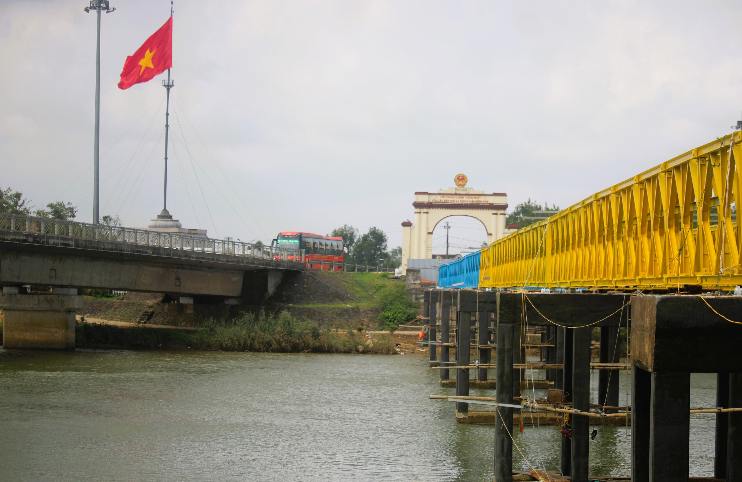 Công trình tu bổ cầu Hiền Lương thi công xuyên lễ, chạy nước rút về đích- Ảnh 11. Công trình tu bổ cầu Hiền Lương thi công xuyên lễ, chạy nước rút về đích- Ảnh 11.