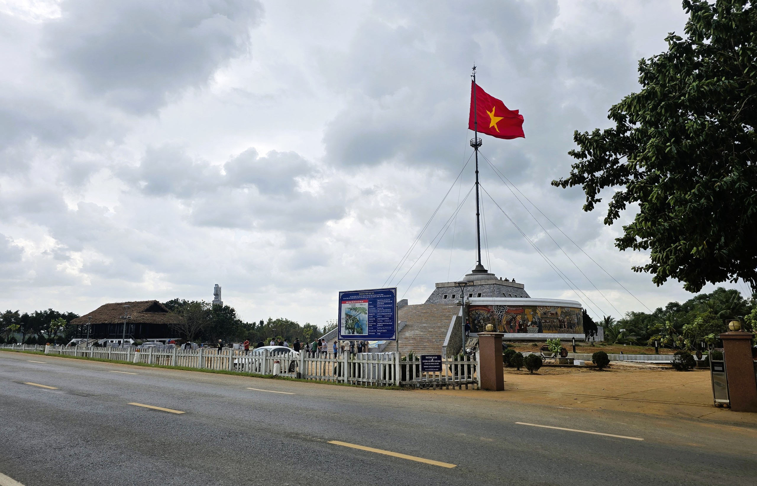 Công trình tu bổ cầu Hiền Lương thi công xuyên lễ, chạy nước rút về đích- Ảnh 2. Công trình tu bổ cầu Hiền Lương thi công xuyên lễ, chạy nước rút về đích- Ảnh 2.