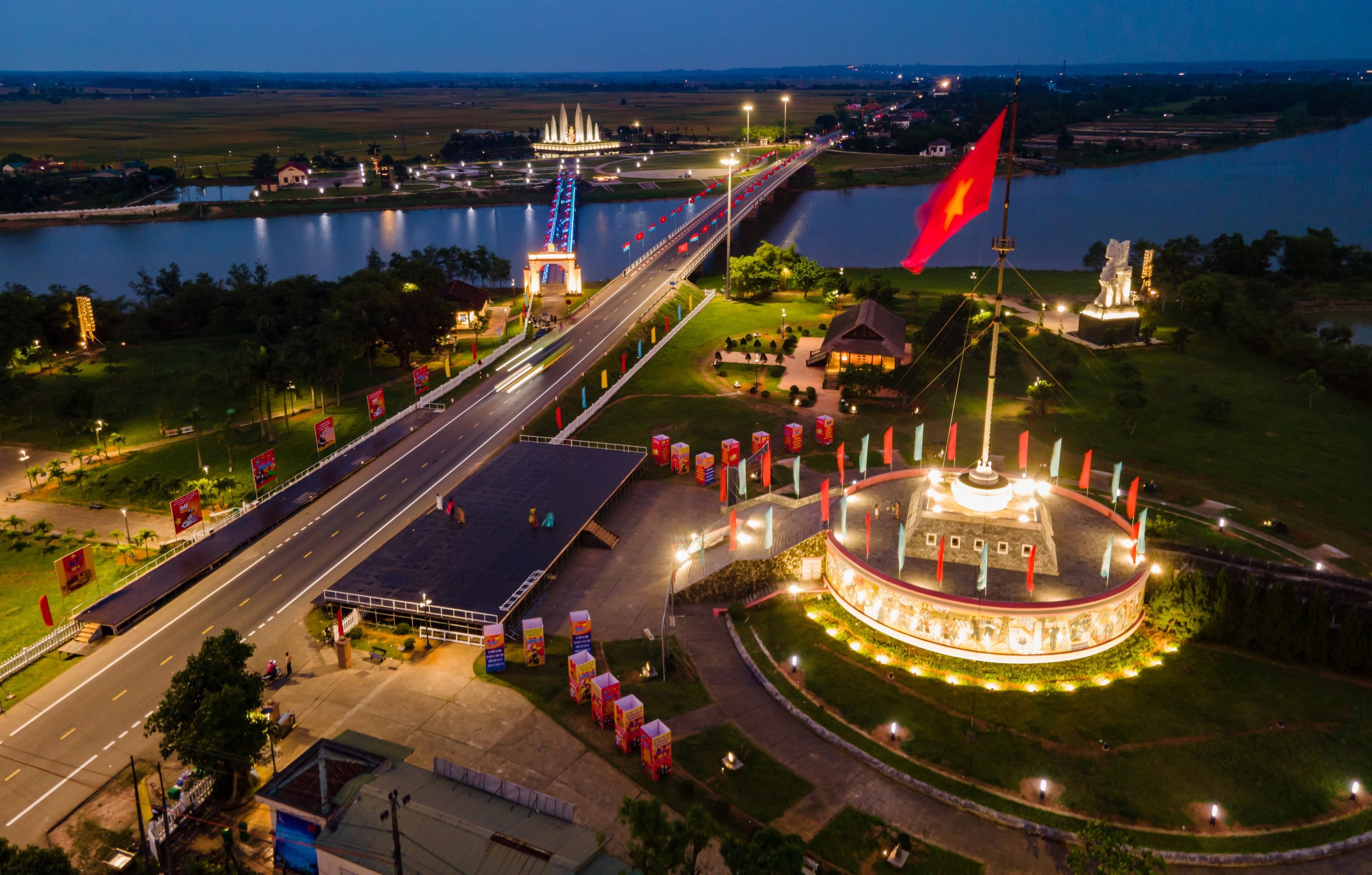 Công trình tu bổ cầu Hiền Lương thi công xuyên lễ, chạy nước rút về đích- Ảnh 5. Công trình tu bổ cầu Hiền Lương thi công xuyên lễ, chạy nước rút về đích- Ảnh 5.