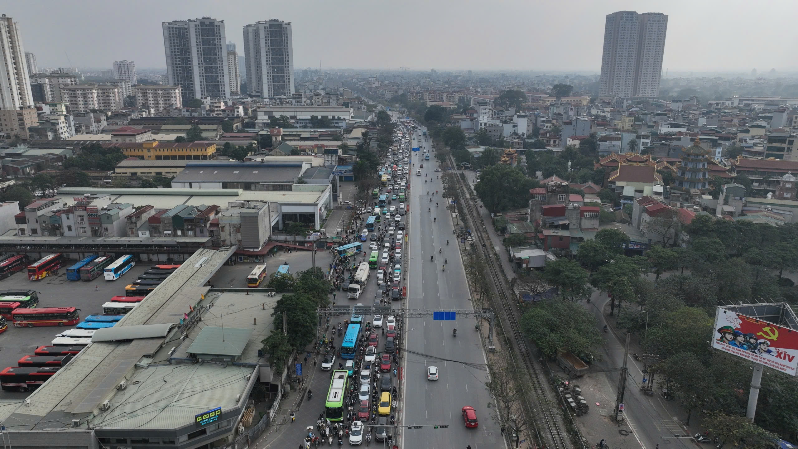 Người dân ùn ùn trở lại Thủ đô sau kỳ nghỉ Tết Dương lịch, cửa ngõ Hà Nội đông nghẹt- Ảnh 4. Người dân ùn ùn trở lại Thủ đô sau kỳ nghỉ Tết Dương lịch, cửa ngõ Hà Nội đông nghẹt- Ảnh 4.