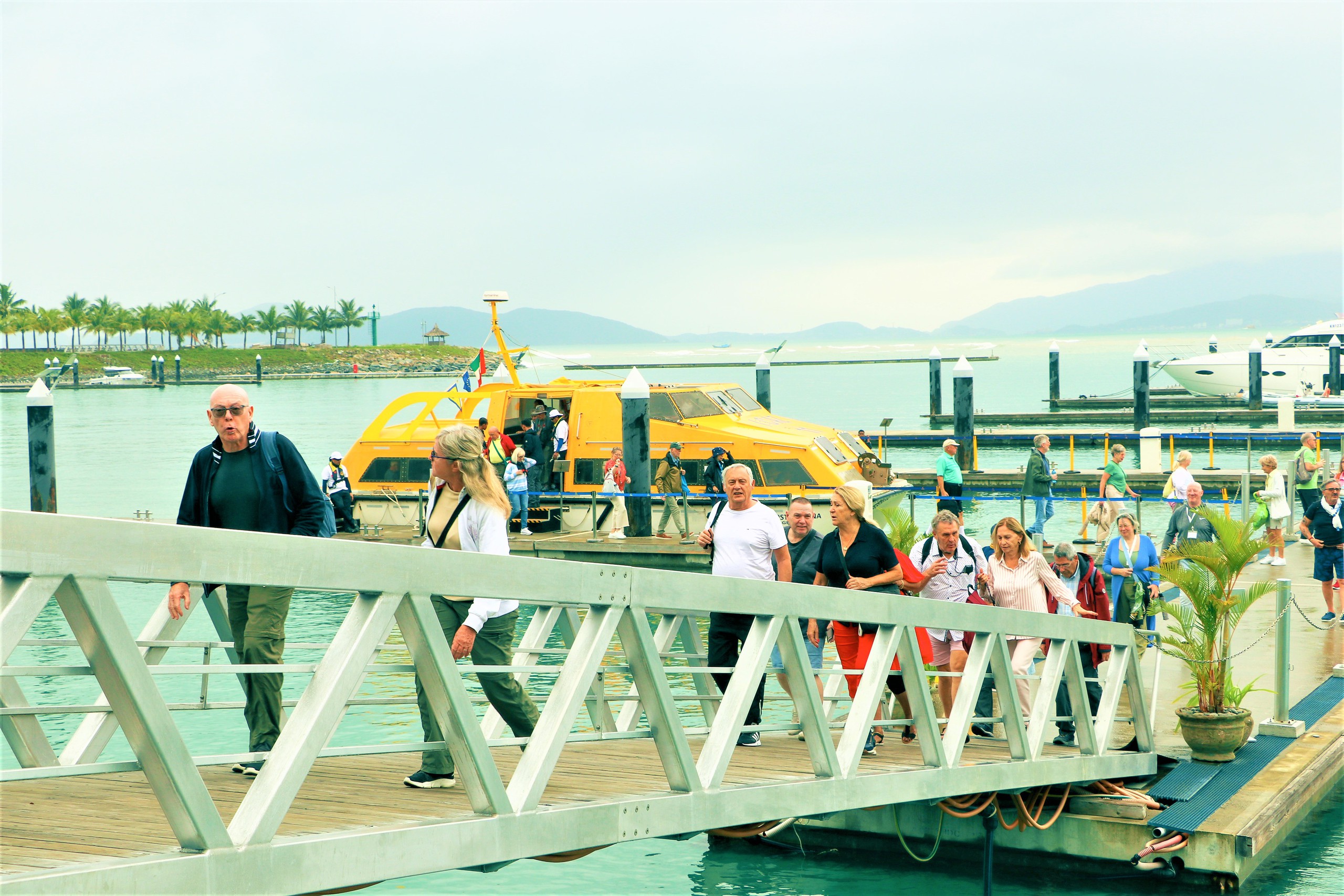 Kh&aacute;nh H&ograve;a đ&oacute;n t&agrave;u du lịch biển đầu ti&ecirc;n trong năm 2026- Ảnh 2.