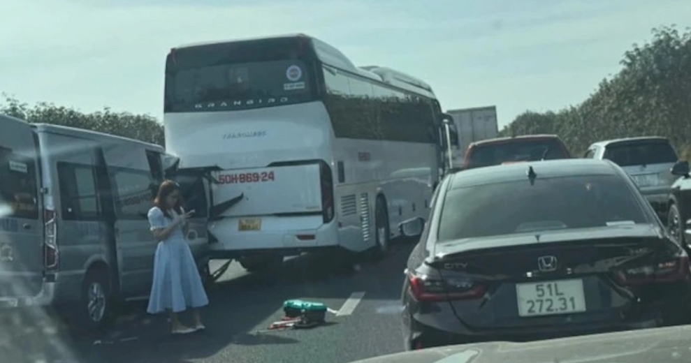 Cao tốc Phan Thiết - Dầu Gi&acirc;y: 7 &ocirc; t&ocirc; va chạm li&ecirc;n ho&agrave;n, giao th&ocirc;ng &ugrave;n tắc k&eacute;o d&agrave;i- Ảnh 1.