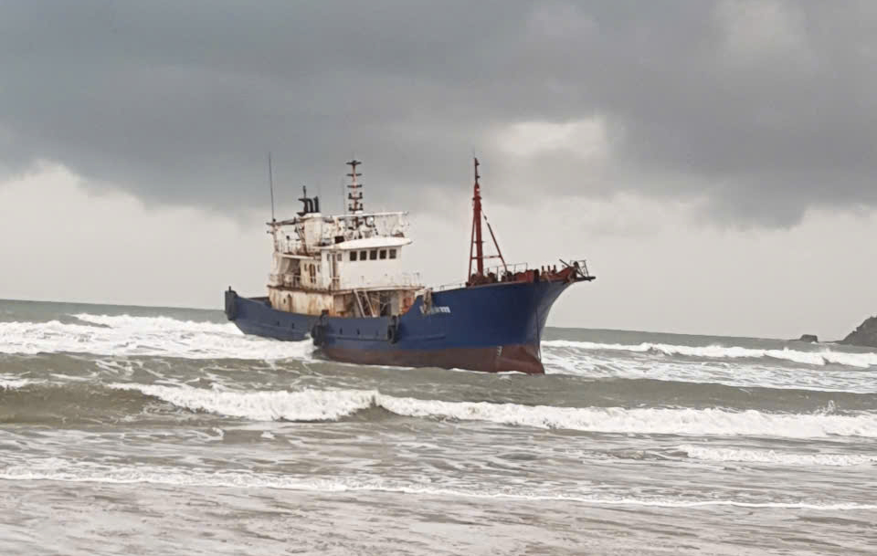 Quảng Ngãi: Tàu sắt hàng trăm tấn mắc cạn ở Dung Quất- Ảnh 1. Quảng Ngãi: Tàu sắt hàng trăm tấn mắc cạn ở Dung Quất- Ảnh 1.