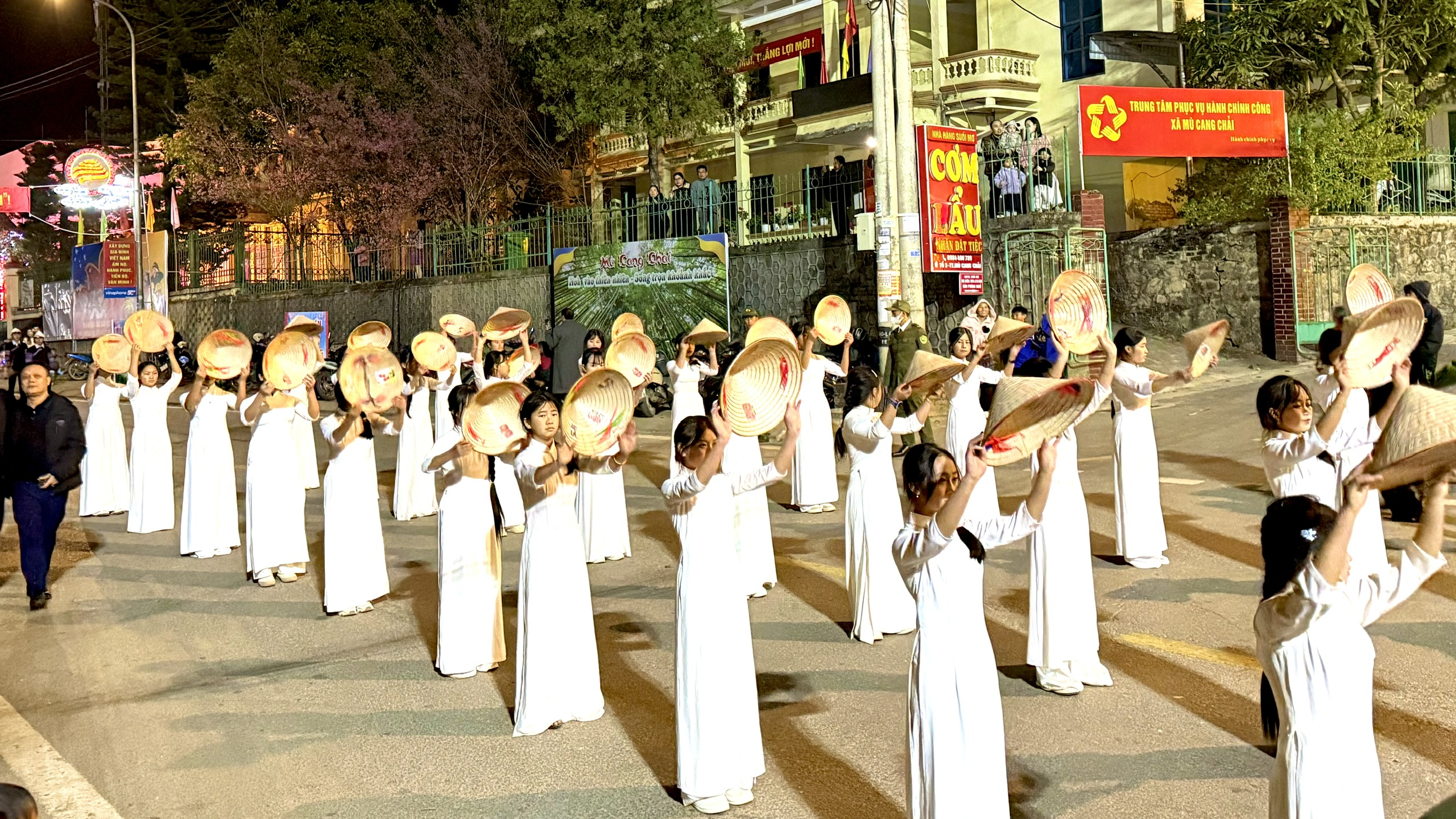 Du kh&aacute;ch đổ về M&ugrave; Cang Chải chi&ecirc;m ngưỡng hoa tớ d&agrave;y- Ảnh 14.