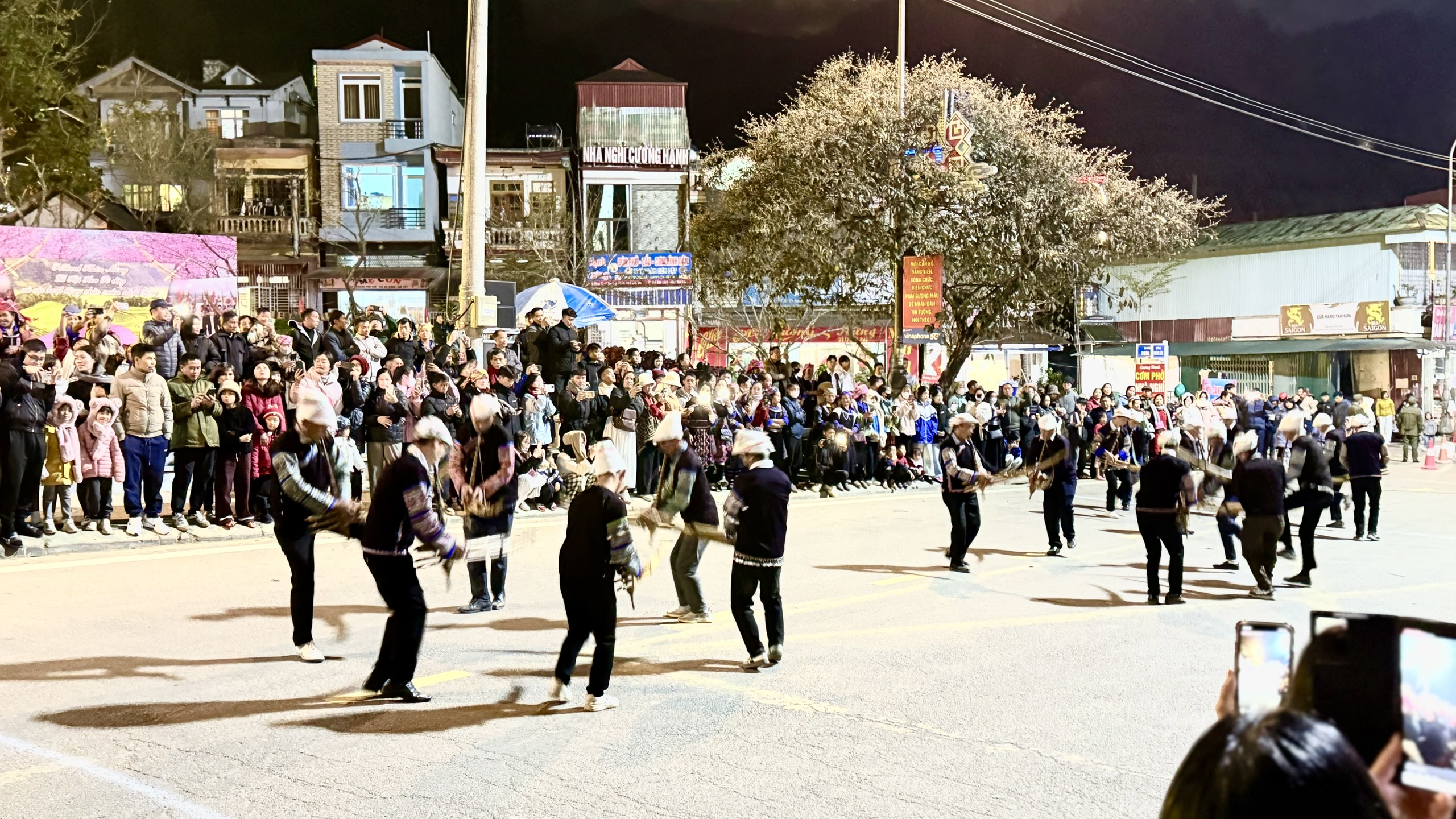 Du kh&aacute;ch đổ về M&ugrave; Cang Chải chi&ecirc;m ngưỡng hoa tớ d&agrave;y- Ảnh 15.