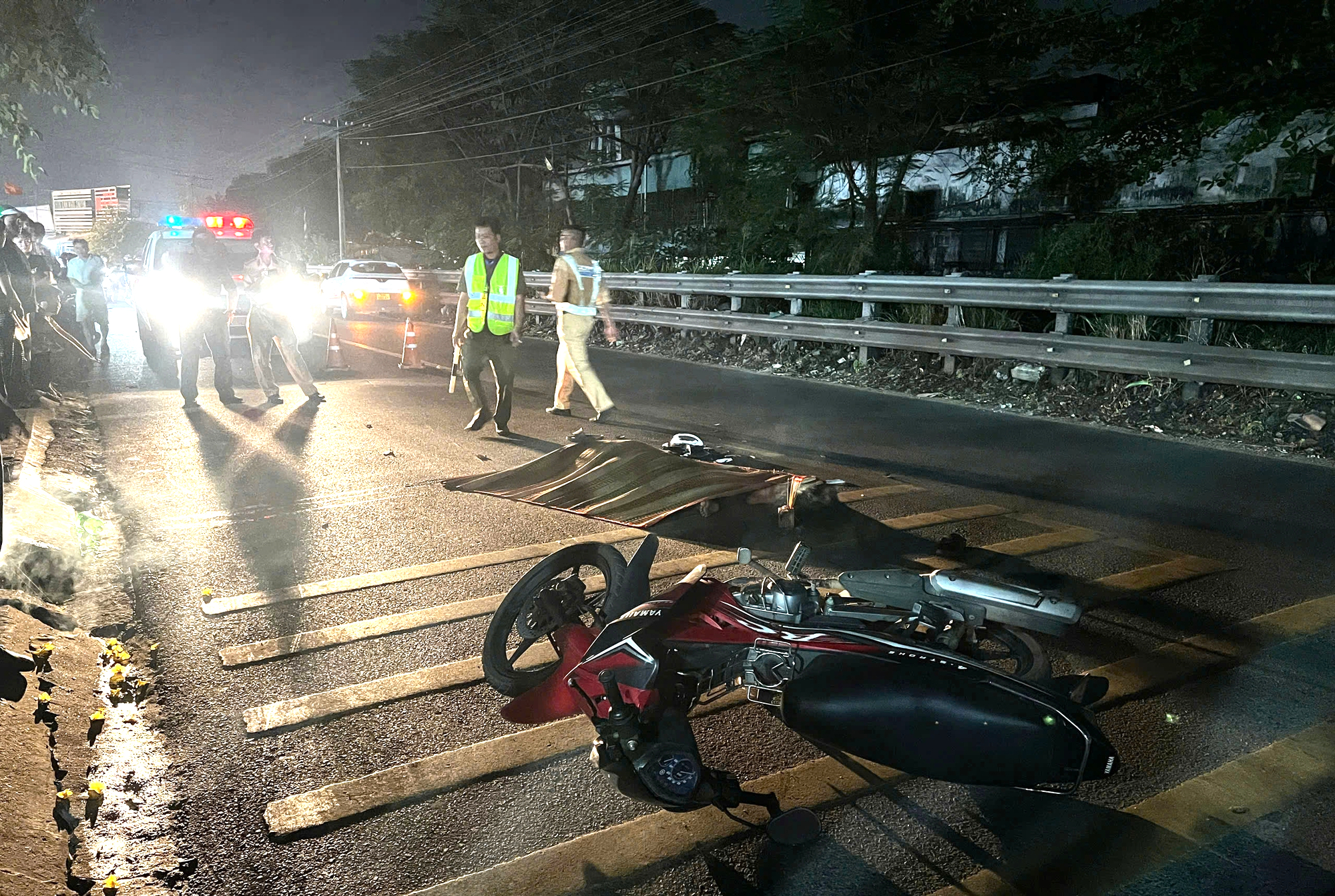 Xe m&aacute;y va chạm taxi c&ocirc;ng nghệ, một người tử vong tại chỗ- Ảnh 1.