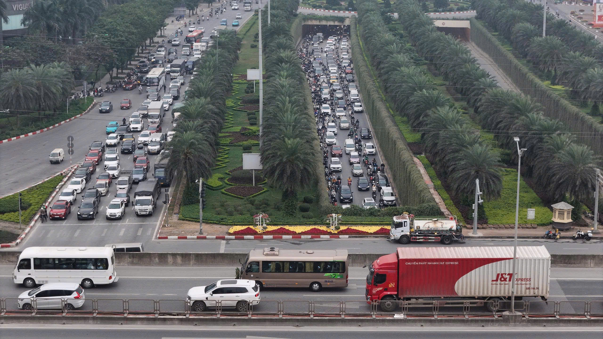 Phố H&agrave; Nội đ&ocirc;ng nghẹt, người d&acirc;n chật vật đi l&agrave;m sau kỳ nghỉ Tết k&eacute;o d&agrave;i 4 ng&agrave;y- Ảnh 7.