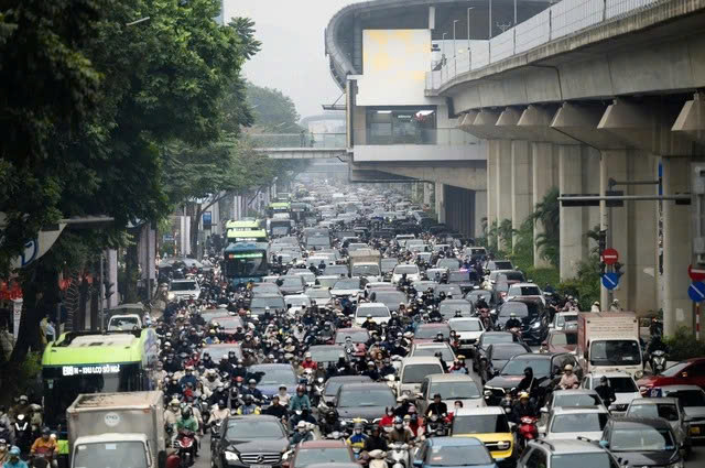 Phố H&agrave; Nội đ&ocirc;ng nghẹt, người d&acirc;n chật vật đi l&agrave;m sau kỳ nghỉ Tết k&eacute;o d&agrave;i 4 ng&agrave;y- Ảnh 10.