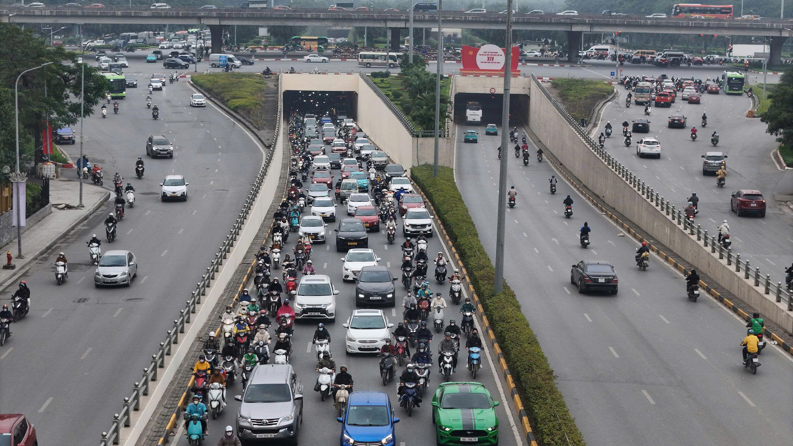 Phố H&agrave; Nội đ&ocirc;ng nghẹt, người d&acirc;n chật vật đi l&agrave;m sau kỳ nghỉ Tết k&eacute;o d&agrave;i 4 ng&agrave;y- Ảnh 8.