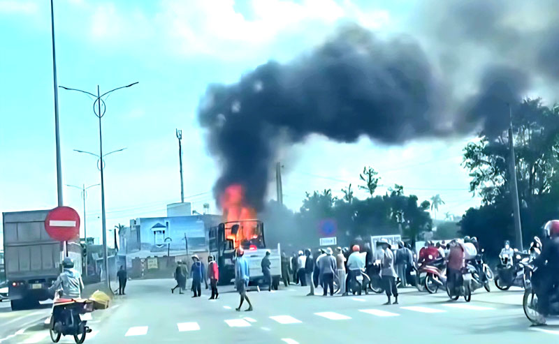 Hiện trường vụ hỏa hoạn thi&ecirc;u rụi nhiều t&agrave;i sản b&ecirc;n tr&ecirc;n th&ugrave;ng xe tải tr&ecirc;n QL1.