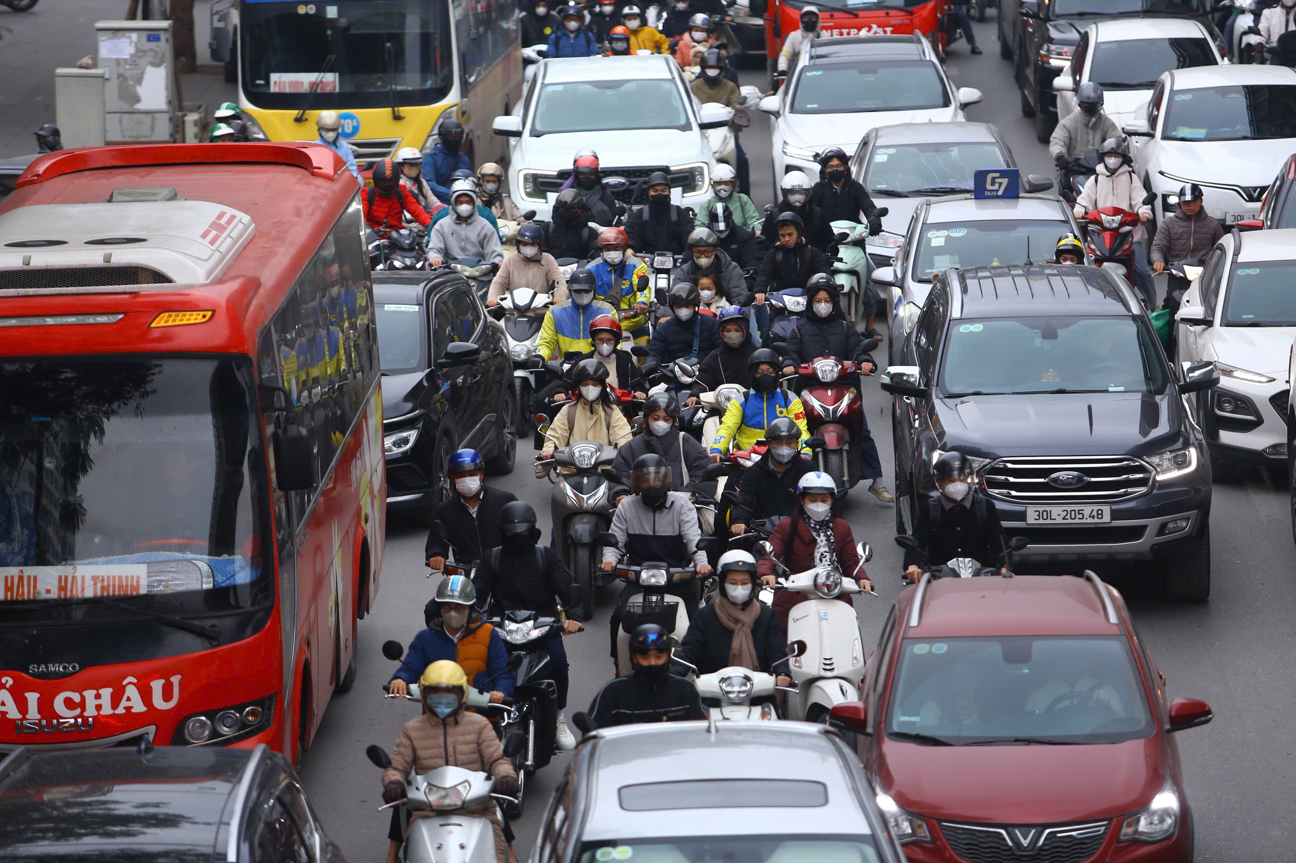 Phố H&agrave; Nội đ&ocirc;ng nghẹt, người d&acirc;n chật vật đi l&agrave;m sau kỳ nghỉ Tết k&eacute;o d&agrave;i 4 ng&agrave;y- Ảnh 3.
