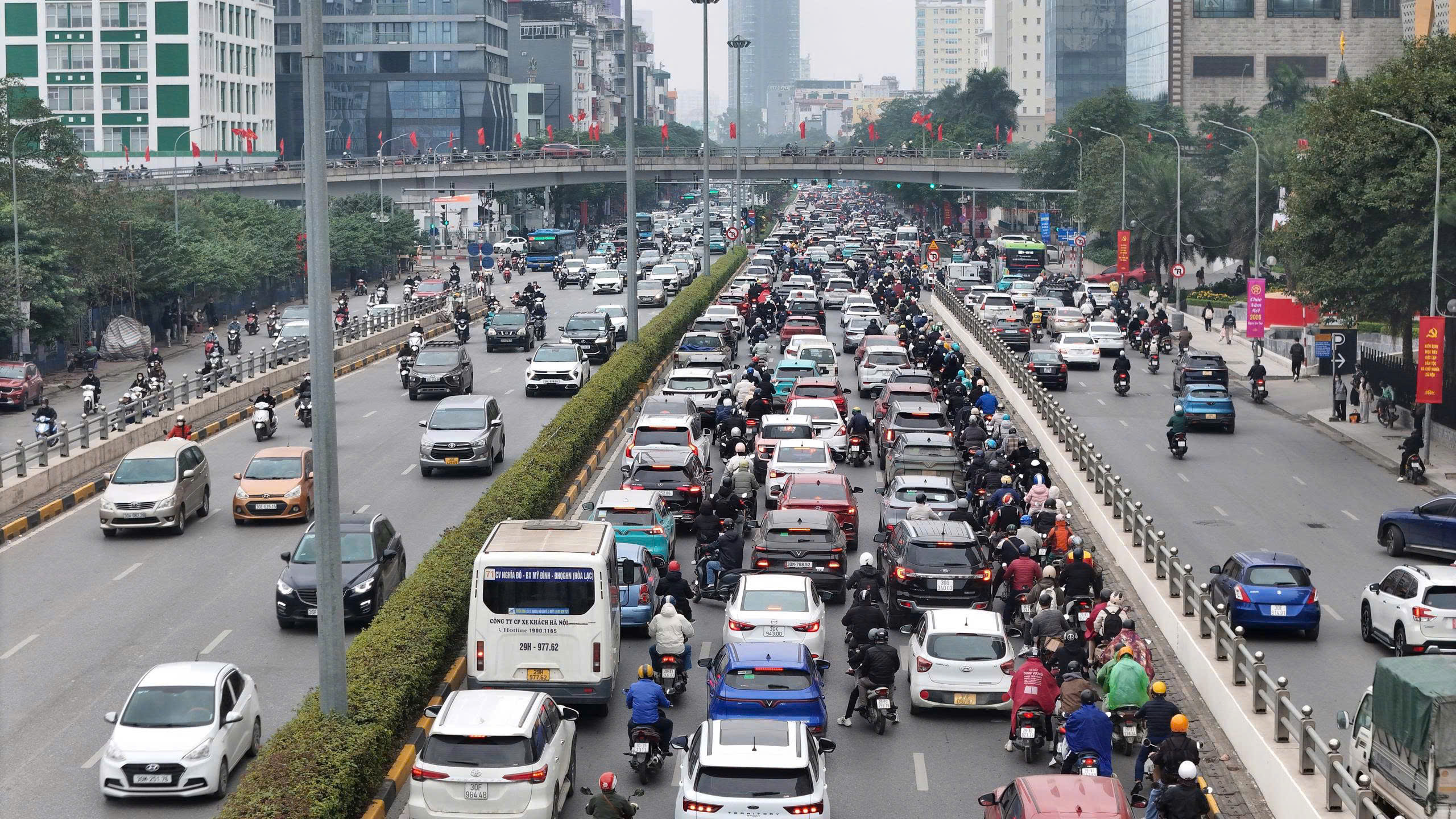 Phố H&agrave; Nội đ&ocirc;ng nghẹt, người d&acirc;n chật vật đi l&agrave;m sau kỳ nghỉ Tết k&eacute;o d&agrave;i 4 ng&agrave;y- Ảnh 9.