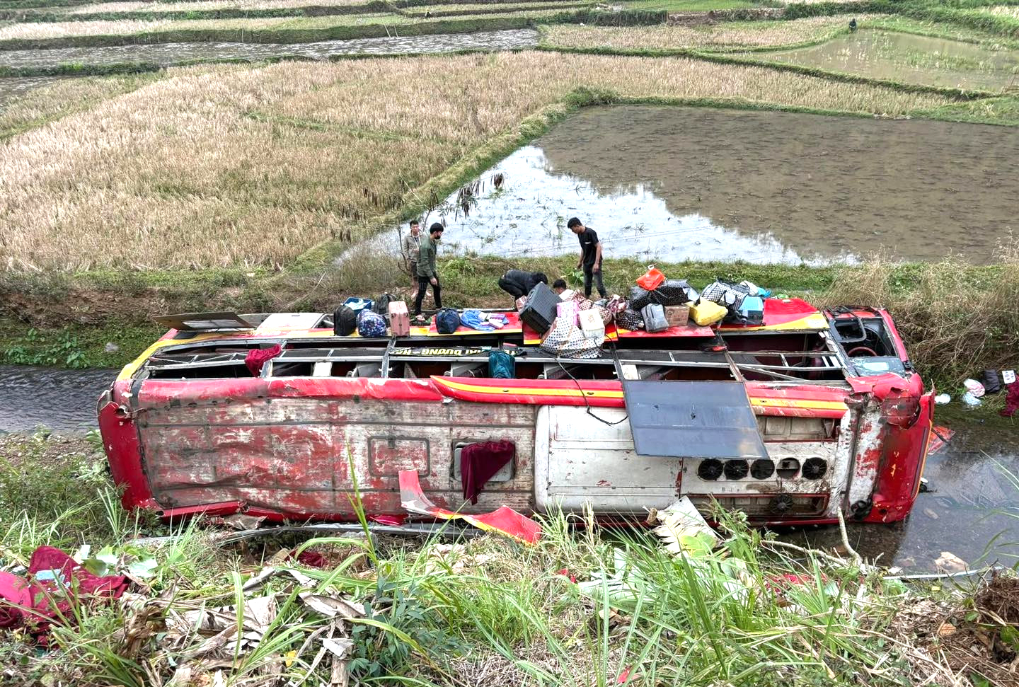 Lật xe kh&aacute;ch tr&ecirc;n quốc lộ 37 qua Sơn La, 11 người bị thương- Ảnh 1.